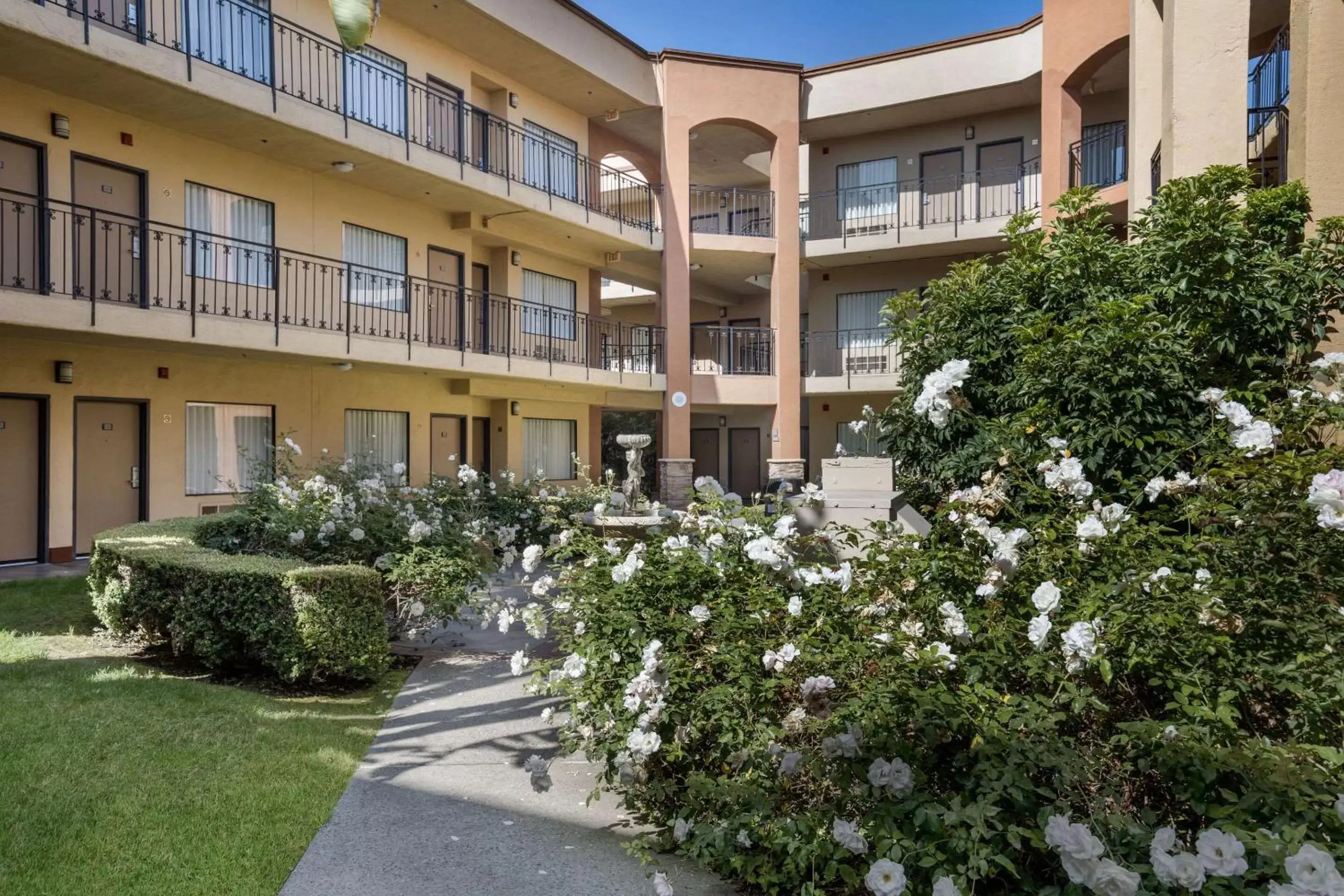 Swimming pool, Property Building in MainStay Suites John Wayne Airport, a Choice Hotel