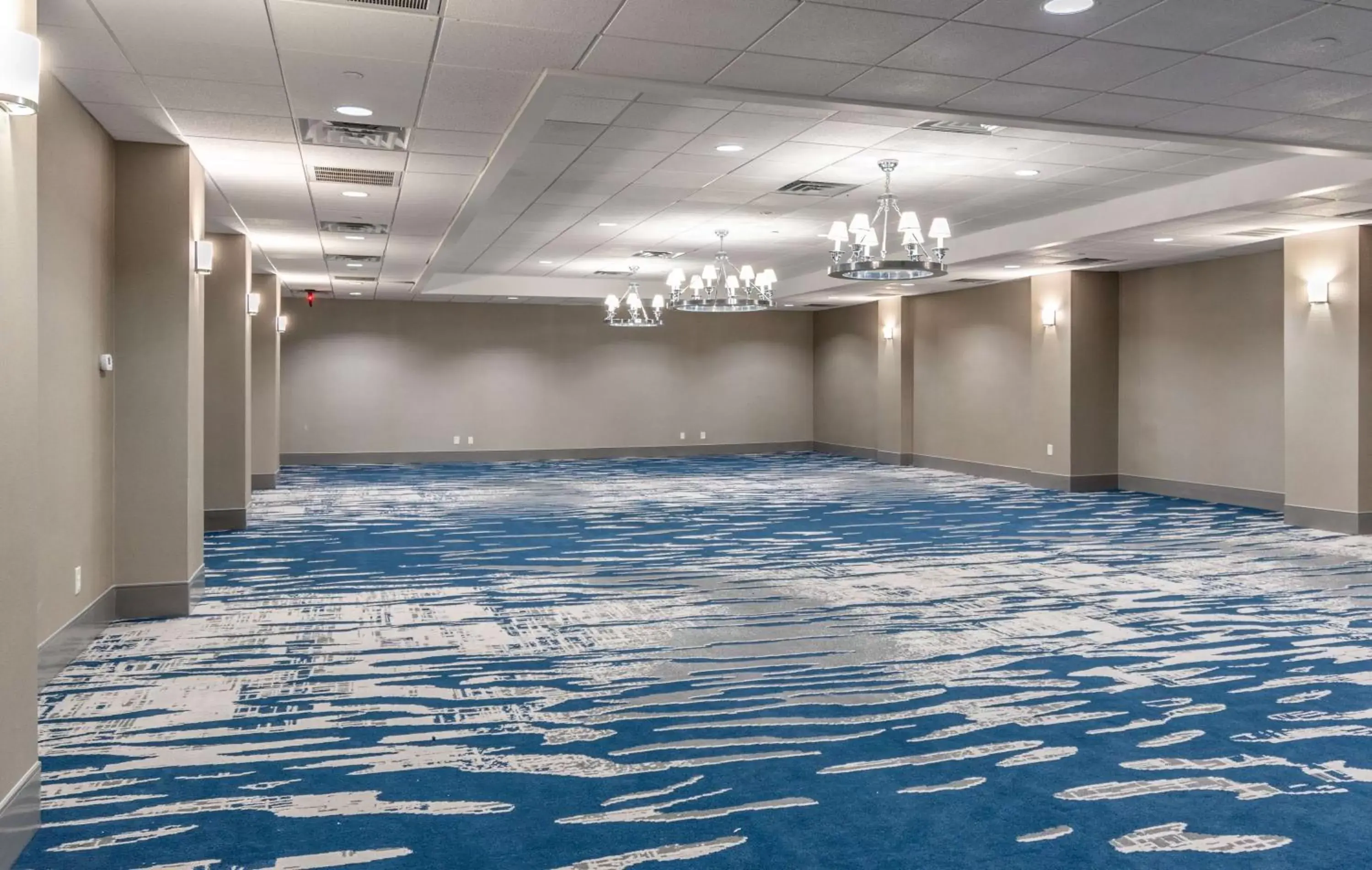 Meeting/conference room, Swimming Pool in DoubleTree by Hilton New Bern - Riverfront