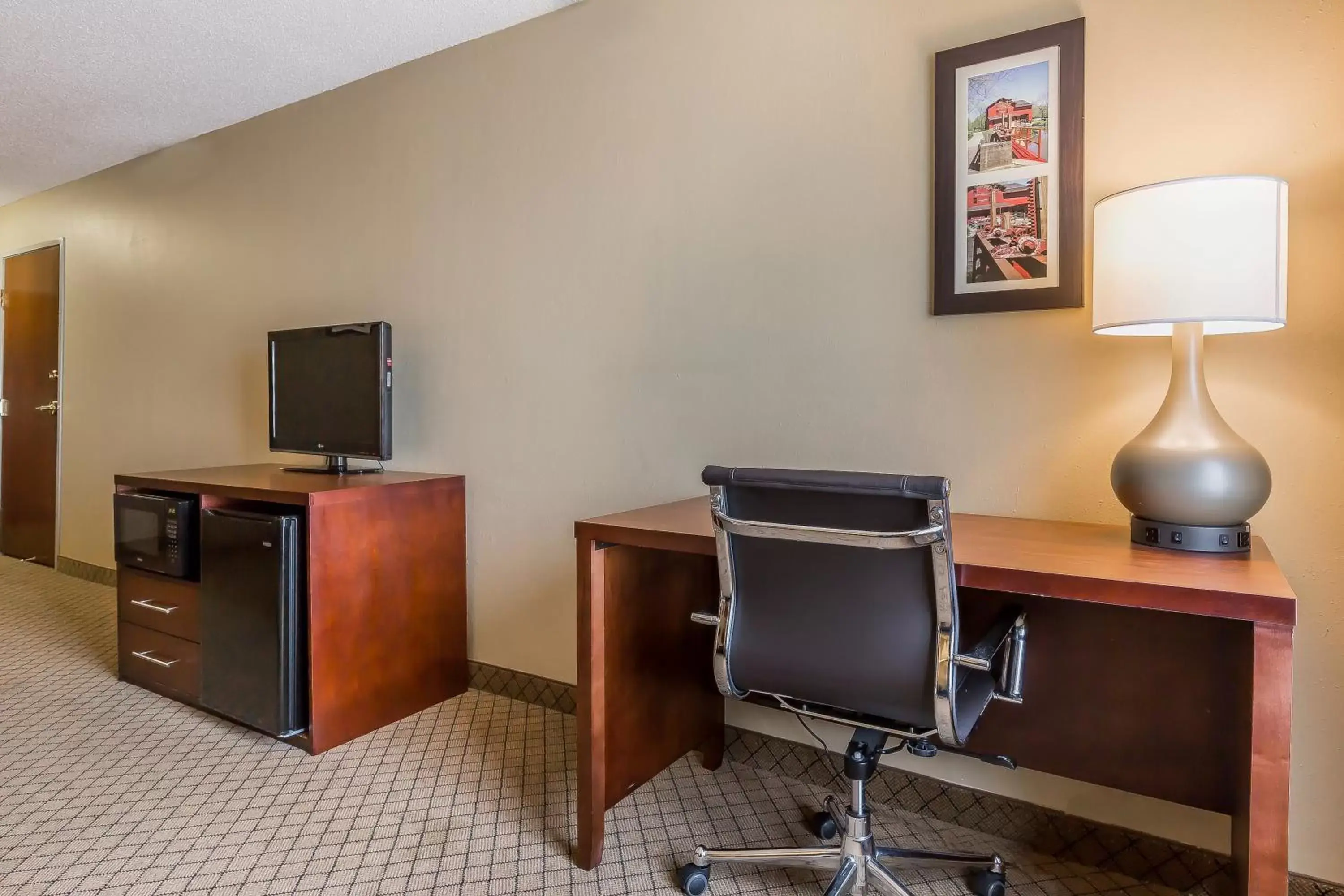 King Room with Roll-In Shower - Mobility Accessible/Non Smoking in Comfort Inn & Suites Mishawaka-South Bend