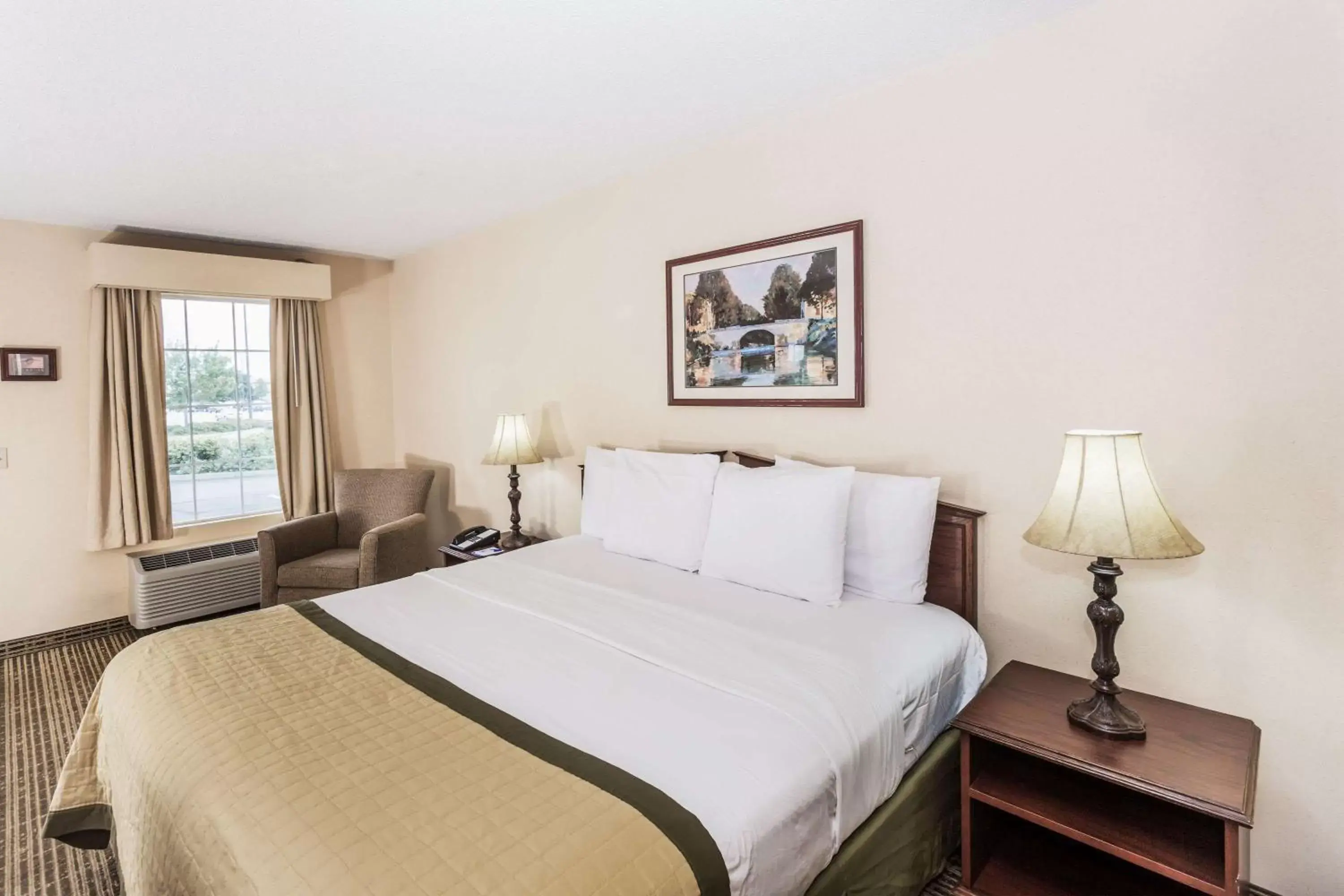 Photo of the whole room, Bed in Baymont by Wyndham Valdosta at Valdosta Mall Photo of the whole room, Bed in Baymont by Wyndham Valdosta at Valdosta Mall