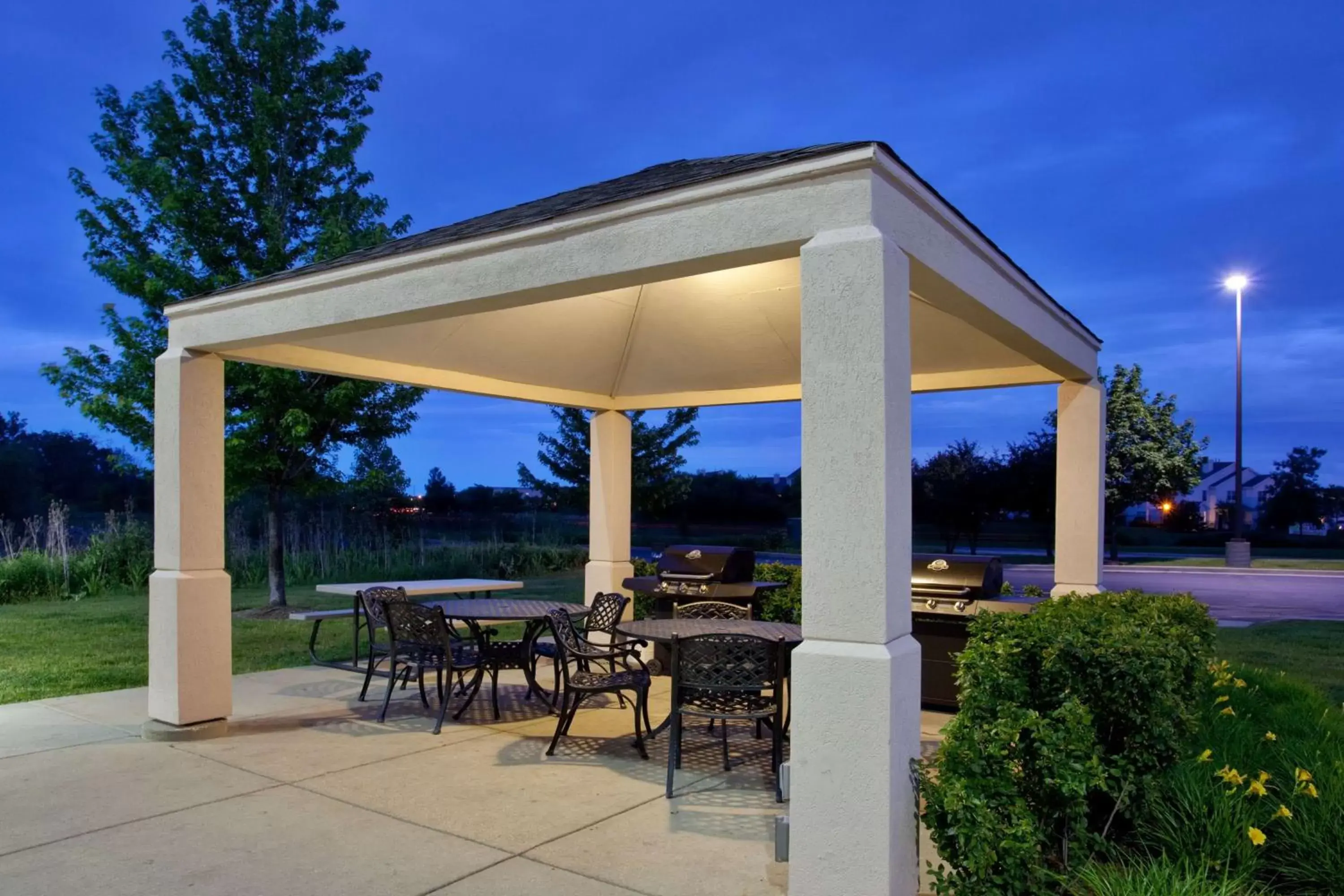 Patio in Sonesta Simply Suites Chicago Waukegan