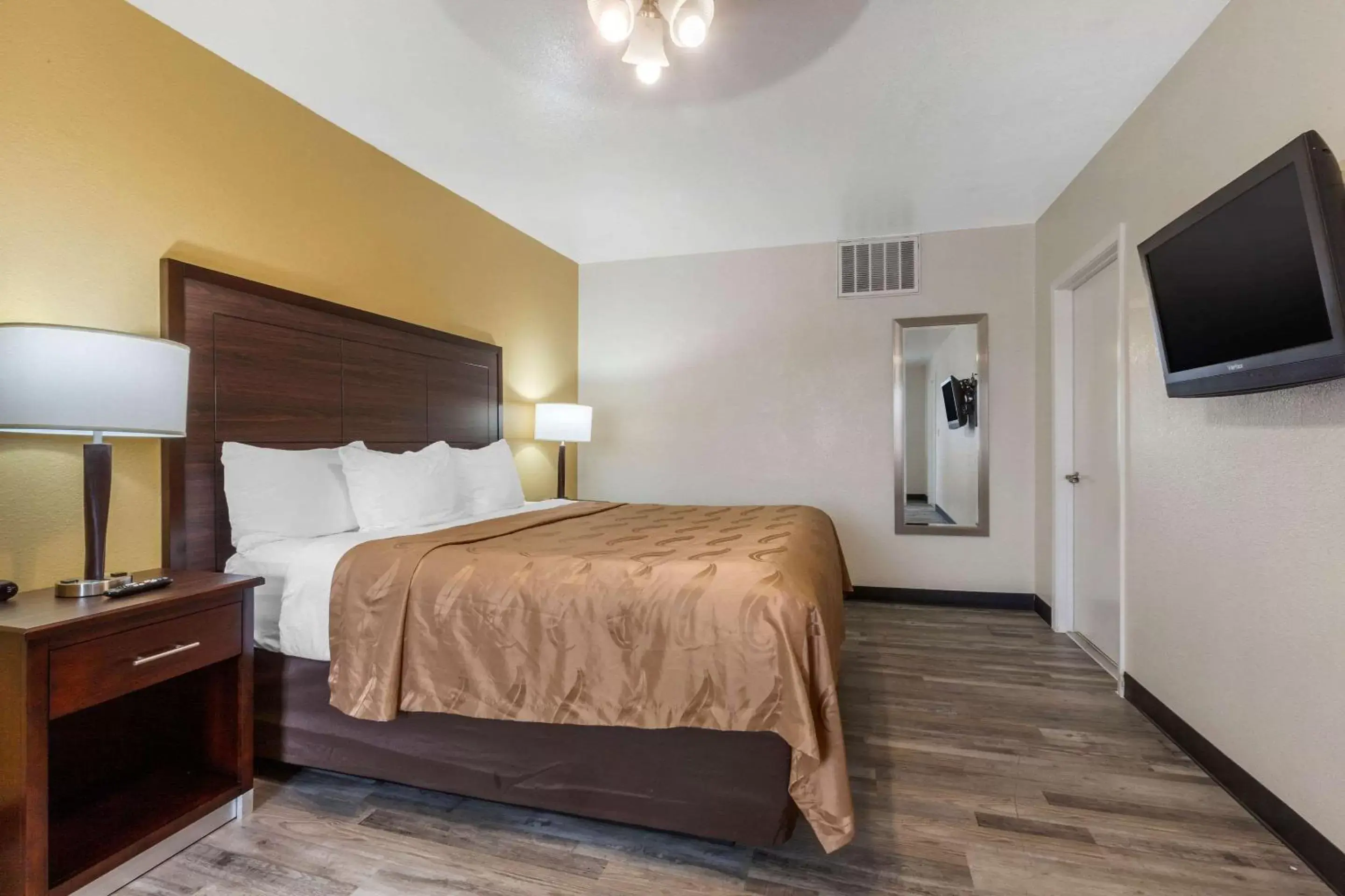 Photo of the whole room, Bed in Quality Inn & Suites near Downtown Mesa