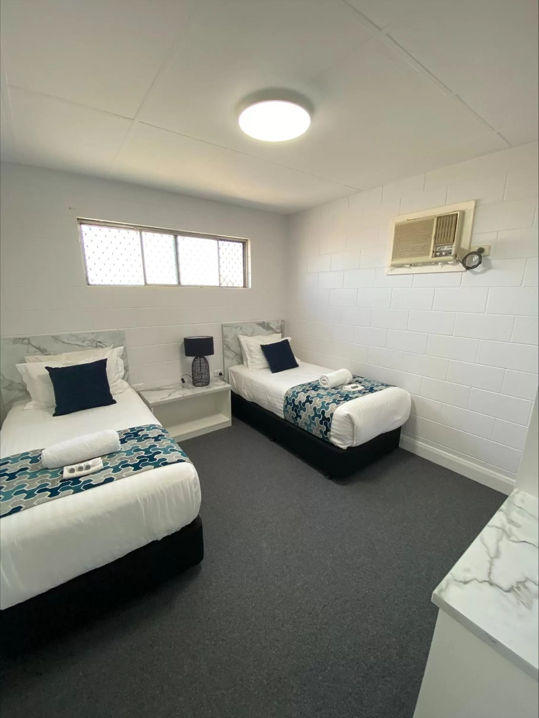 Bed in Hilltop Motel