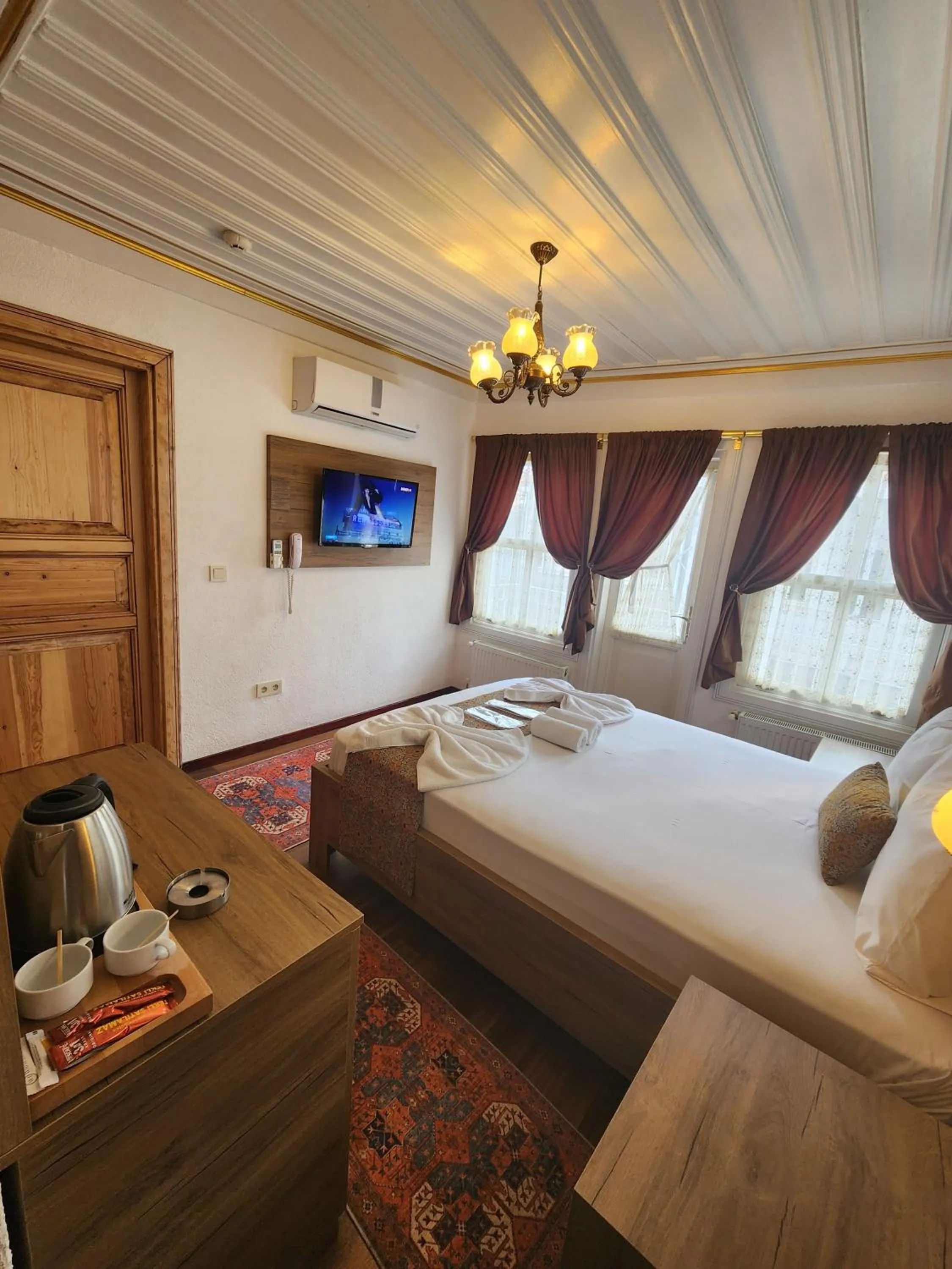 Photo of the whole room, Bed in Kadıköy White House