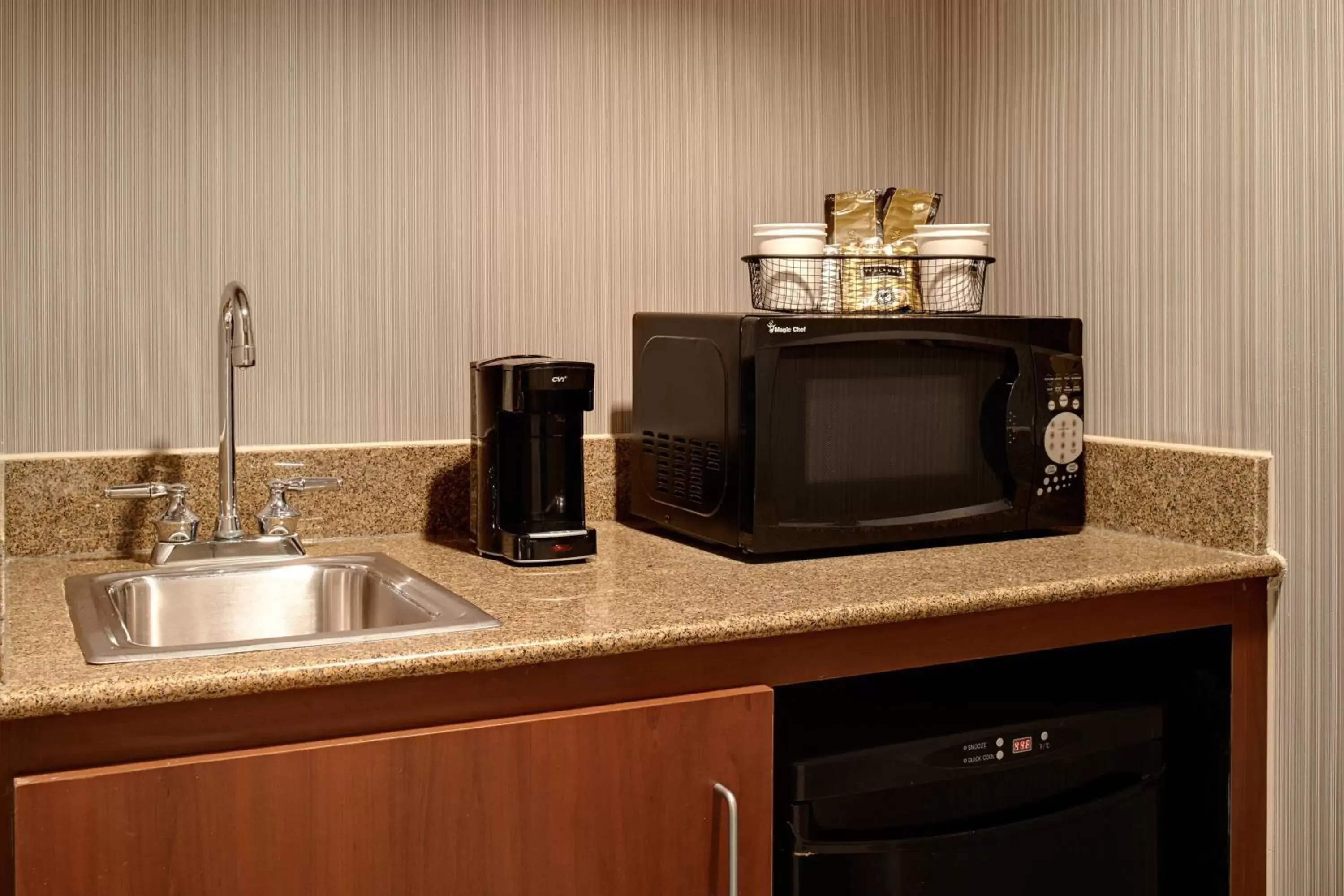 Kitchen or kitchenette, Kitchen/Kitchenette in Courtyard by Marriott Detroit Downtown