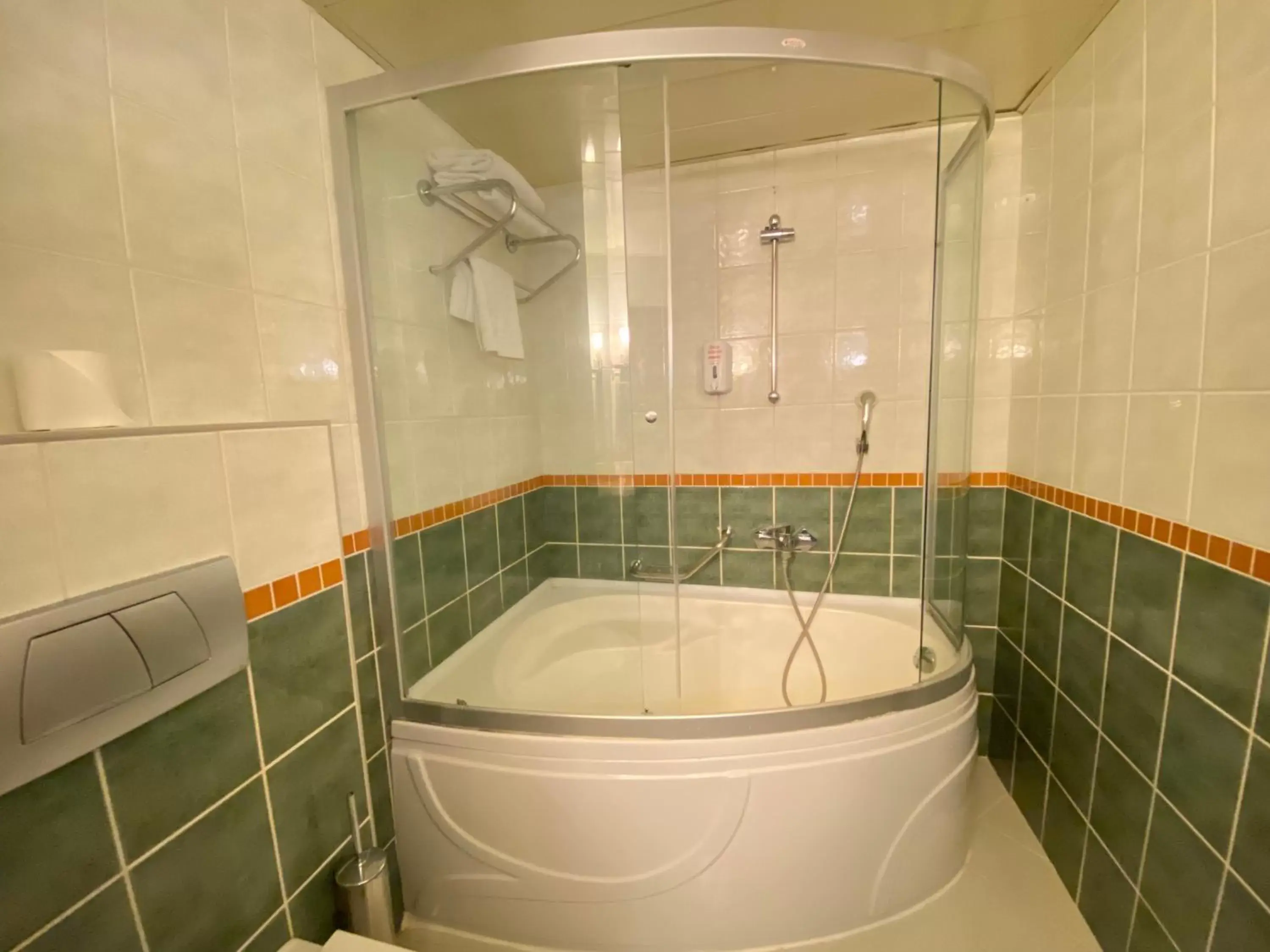 Shower, Bathroom in Best Western Plus Khan Hotel