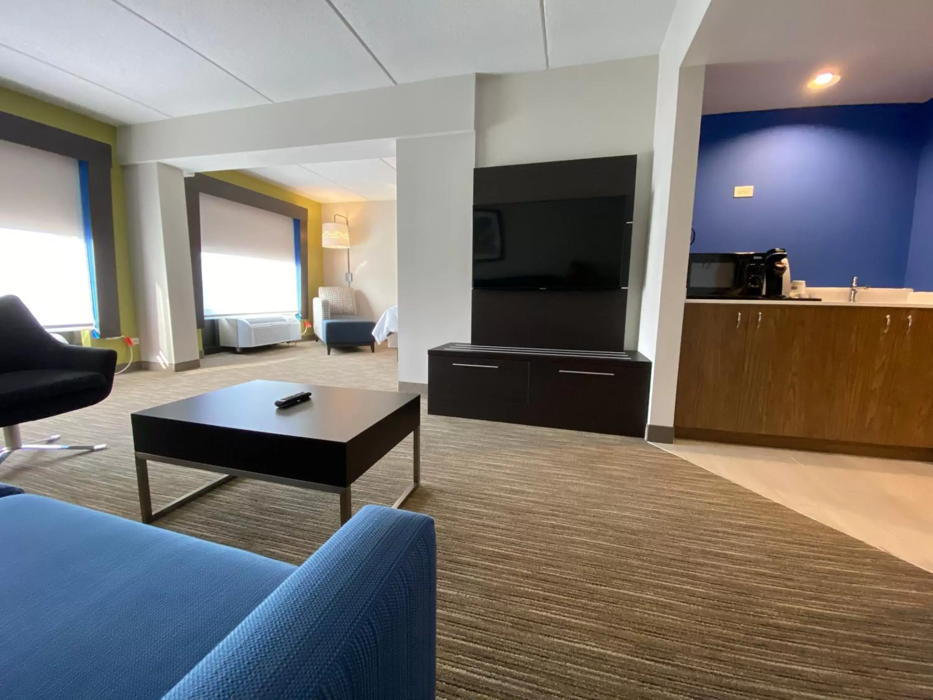 TV and multimedia, Seating Area in Holiday Inn Express & Suites - Prospect Heights, an IHG Hotel