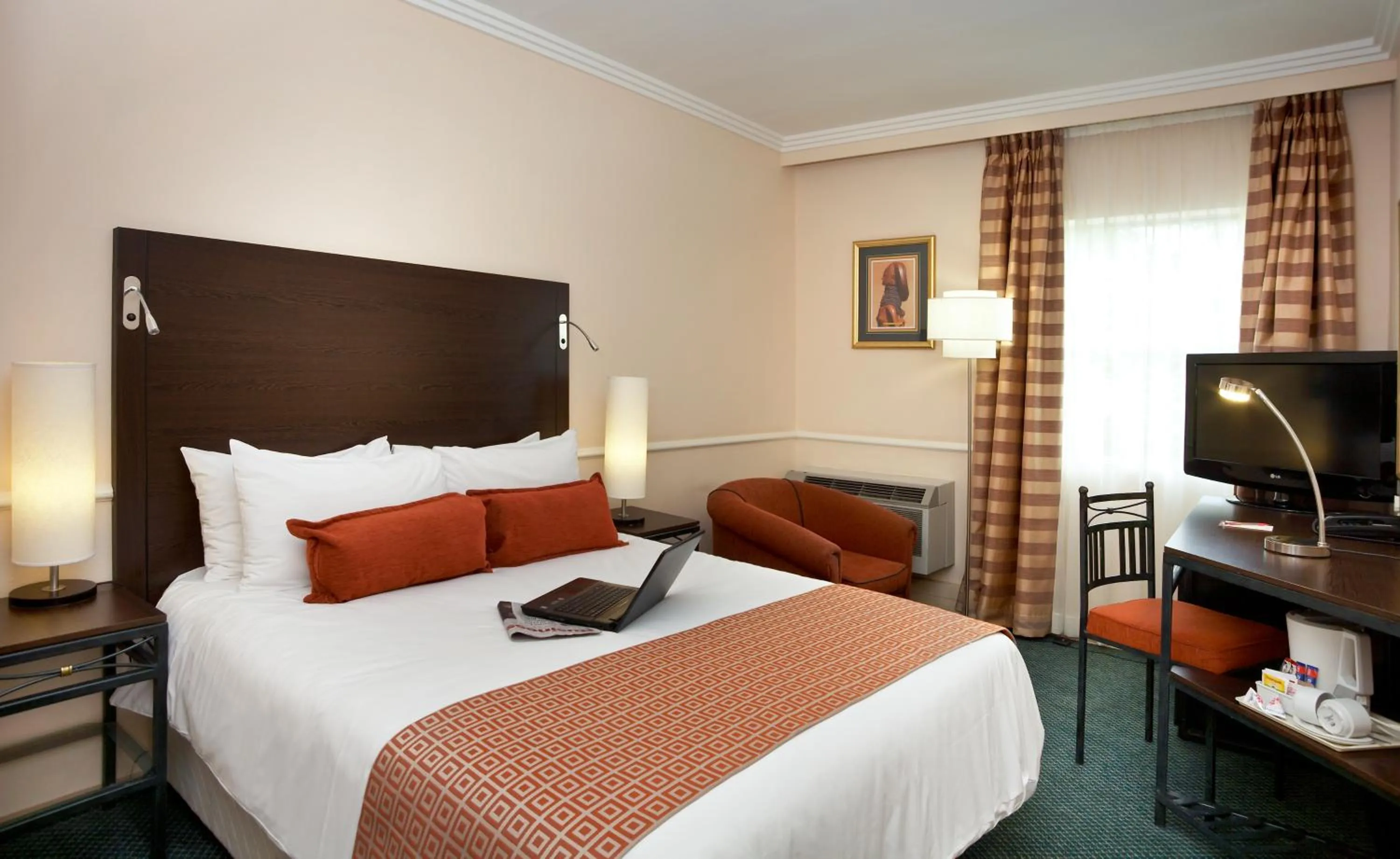 Bed in Mercure Johannesburg Midrand