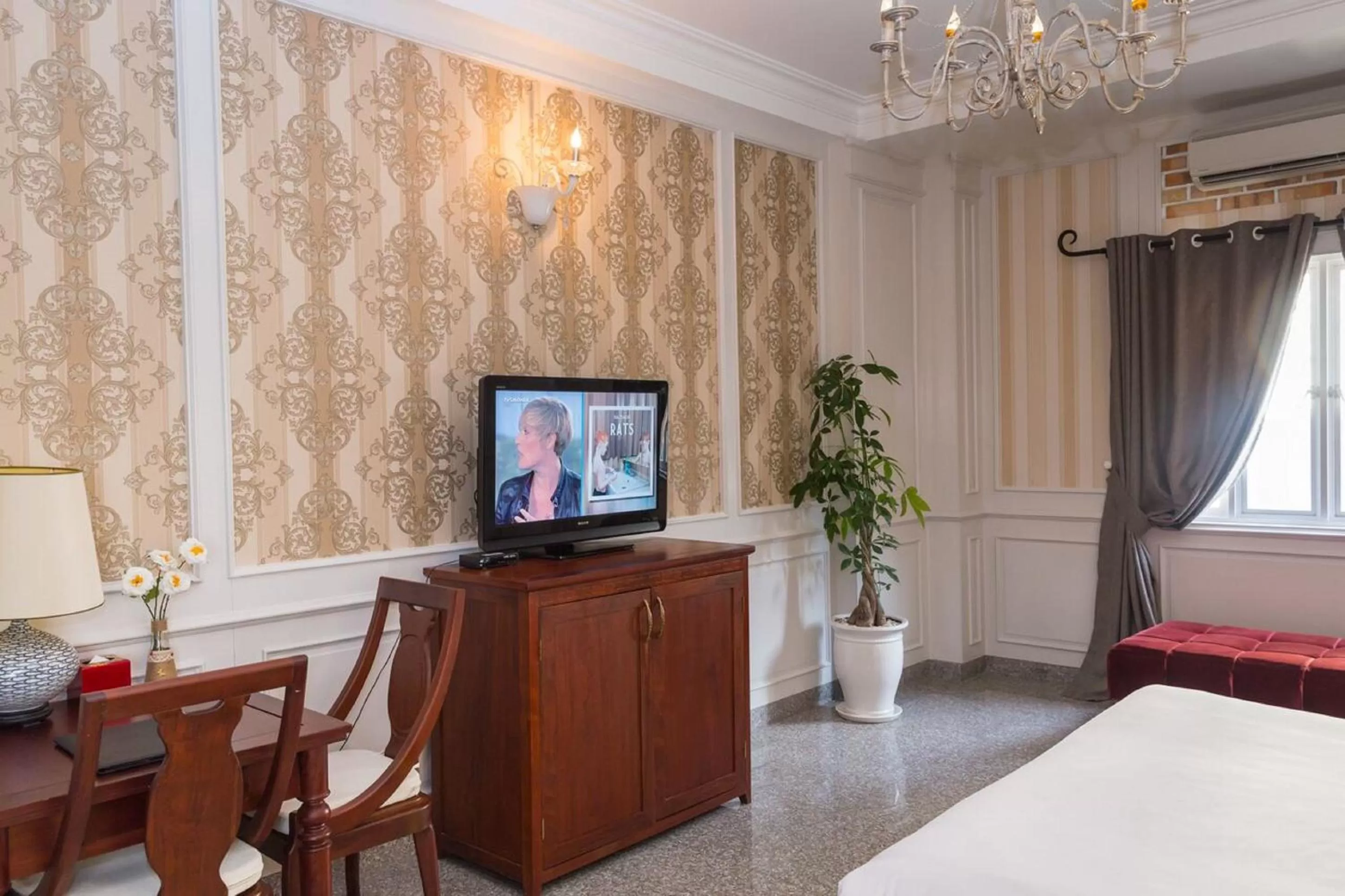 Living room, Bed in Ben Thanh Boutique Hotel