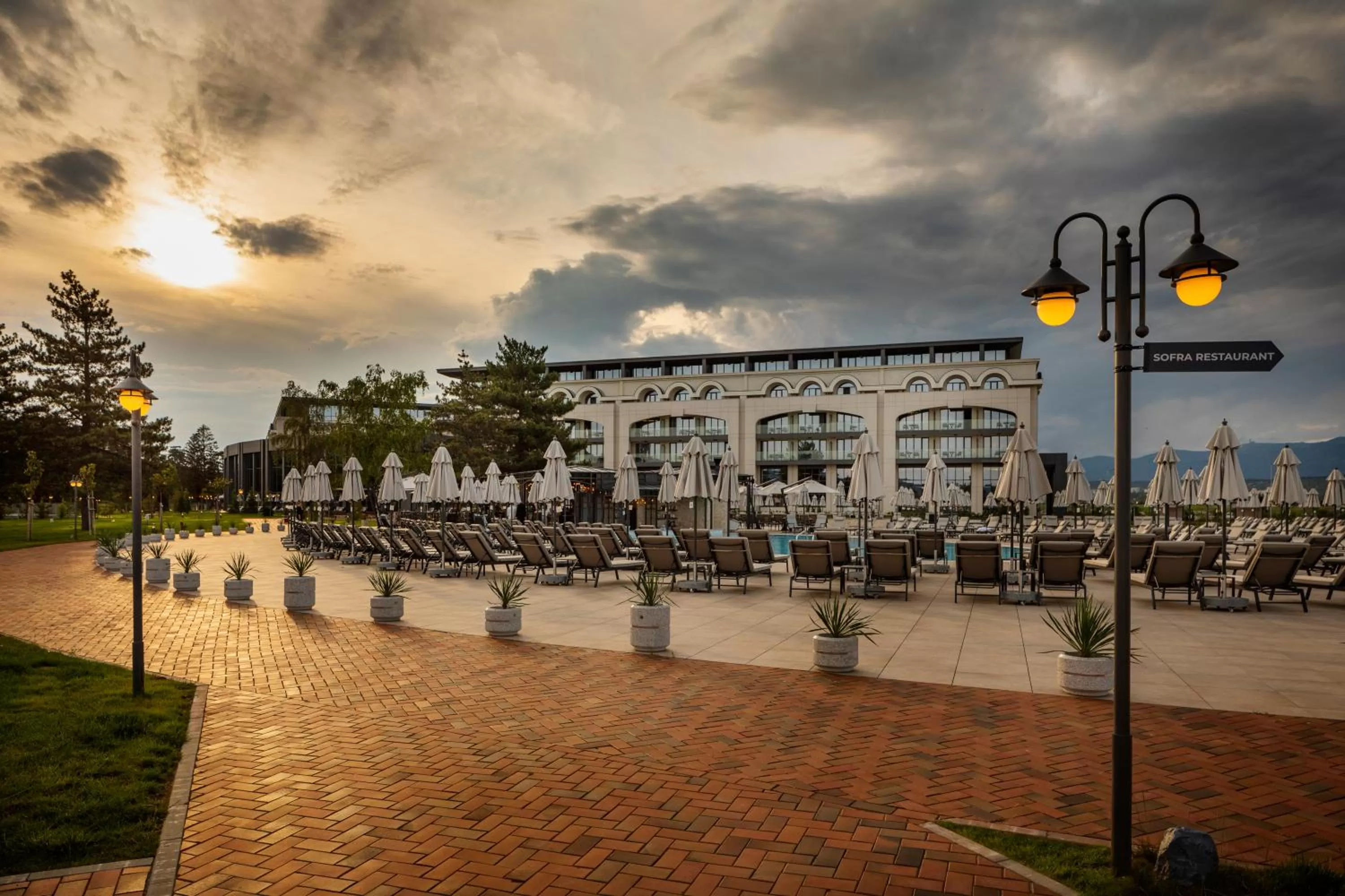 Swimming pool in Kings' Valley Medical & Spa Hotel