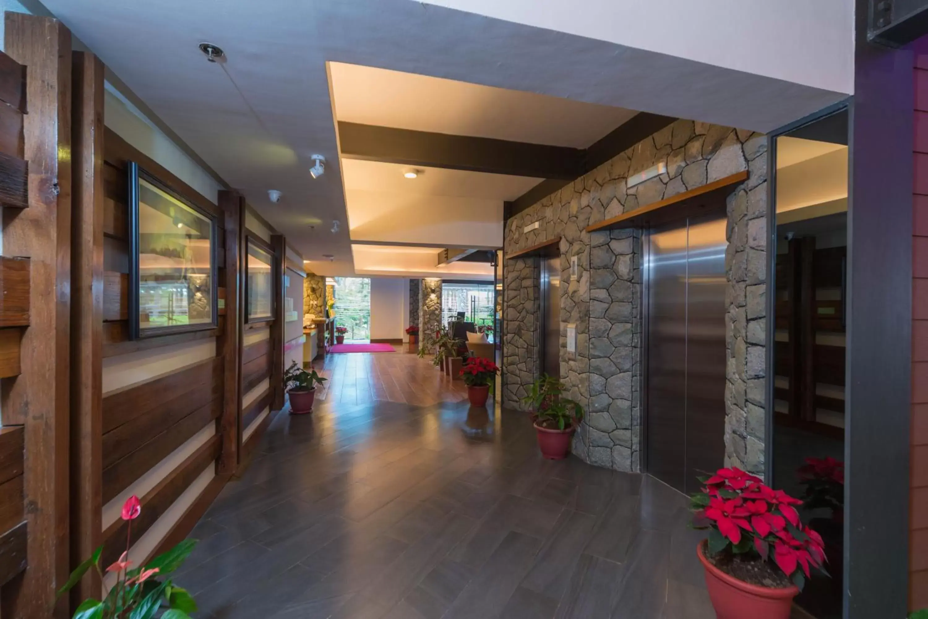 Lobby or reception in Grand Sierra Pines Hotel