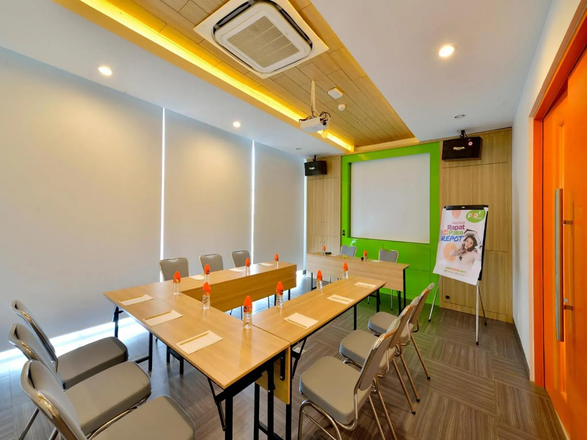 Meeting/conference room, Business Area/Conference Room in Pop Hotel Stasiun Kota Surabaya