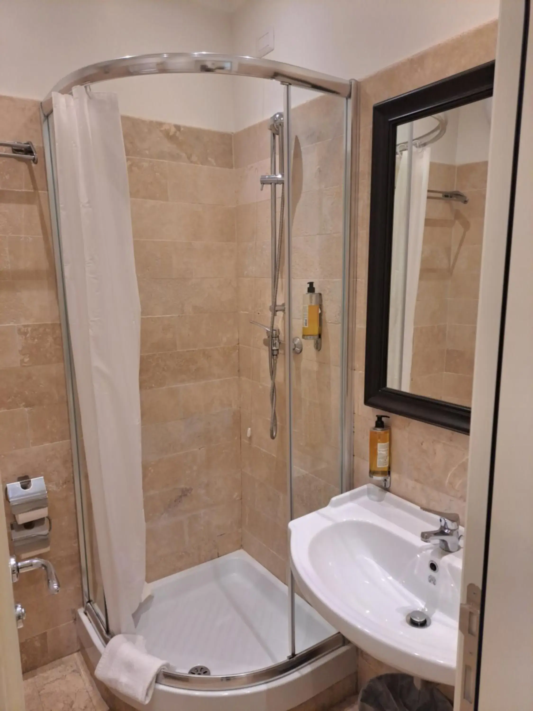 Shower, Bathroom in Hotel dei Quiriti Suite