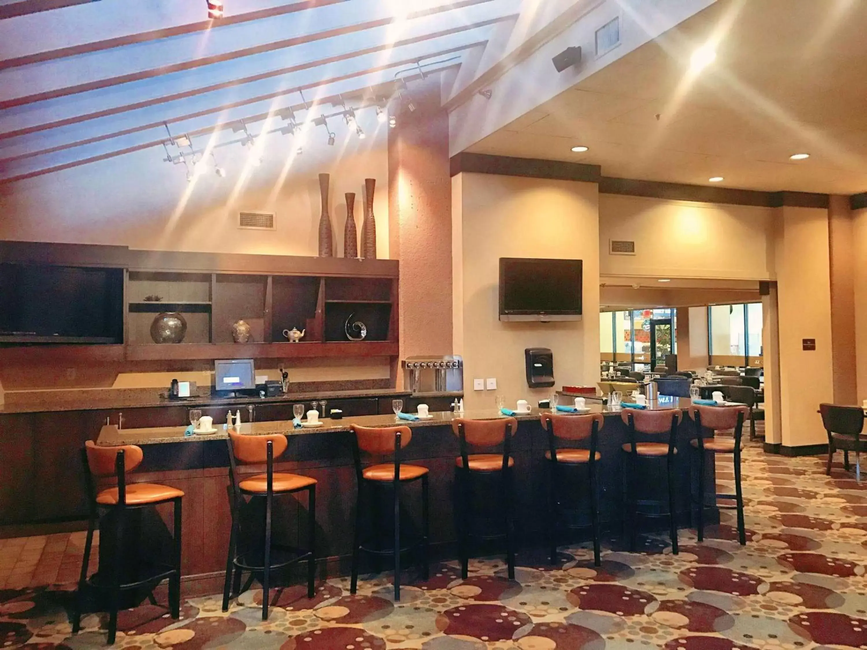 Lounge or bar, Restaurant/Places to Eat in DoubleTree by Hilton St Paul Downtown