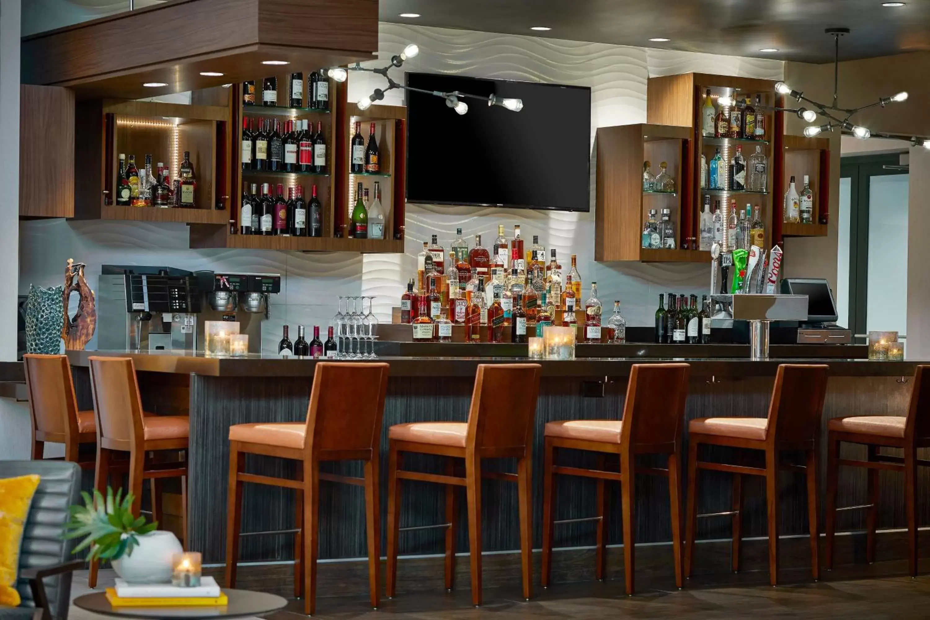 Kitchen or kitchenette, Lounge/Bar in Renaissance Chicago Glenview Suites Hotel