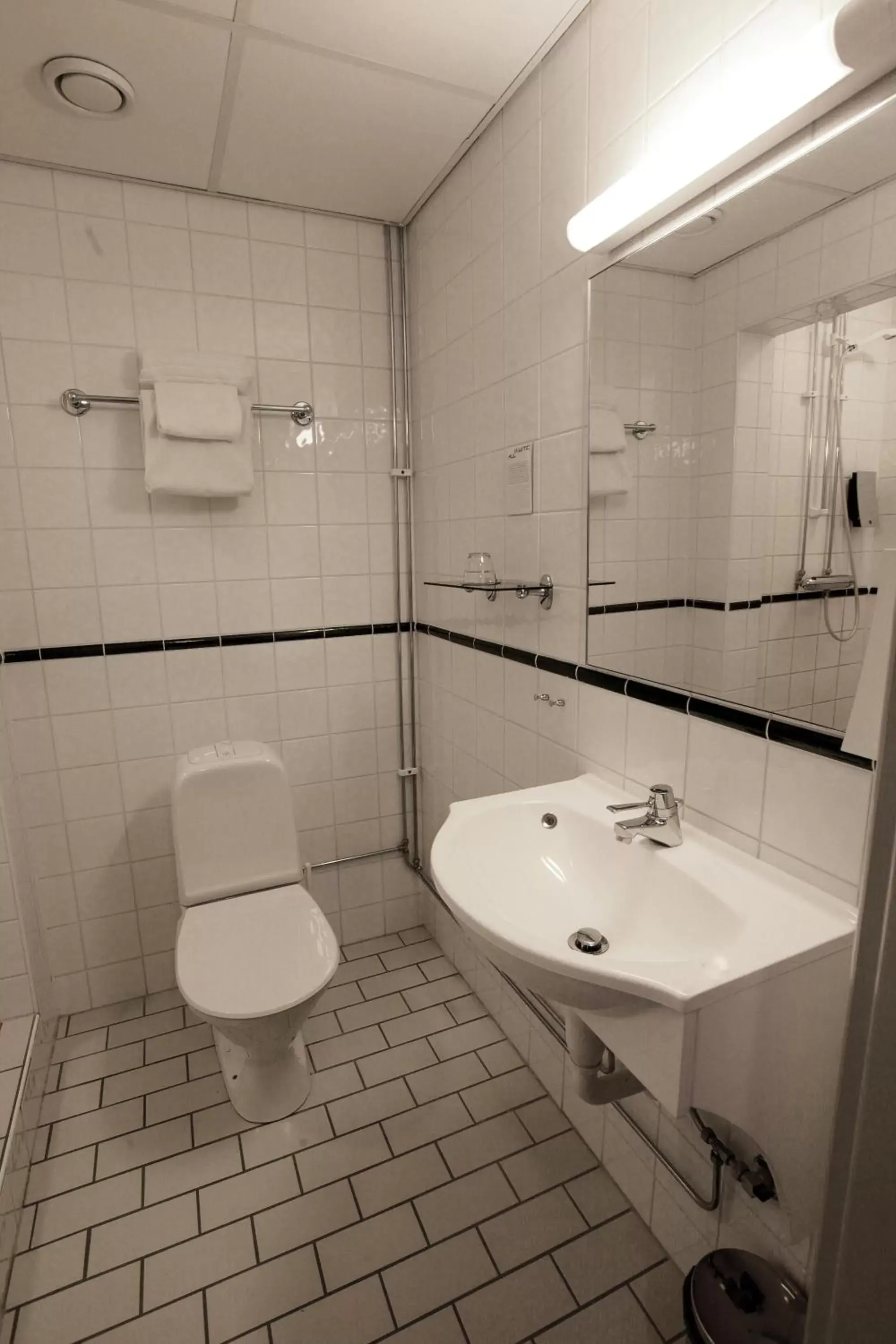 Bathroom in First Hotel Statt