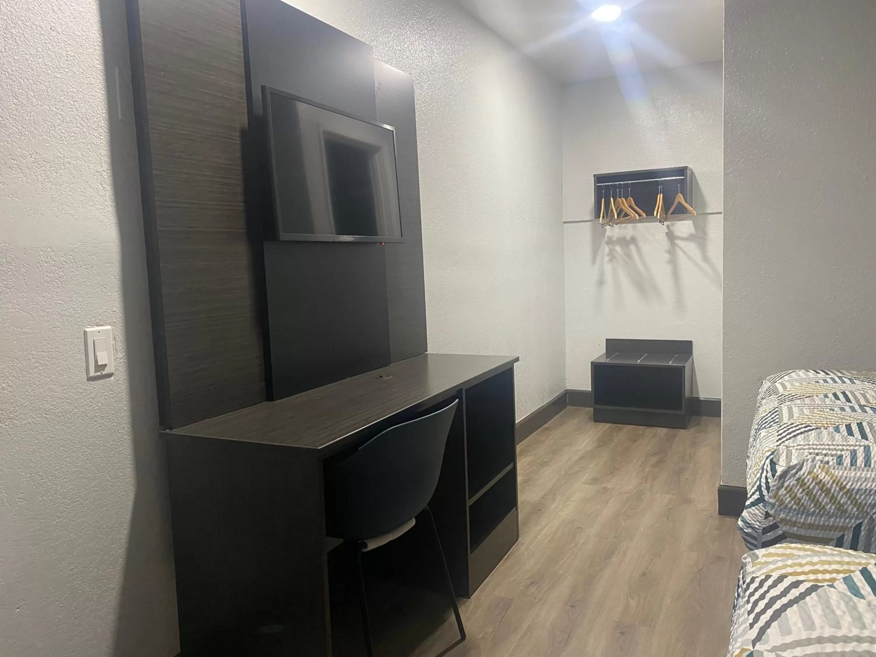 TV and multimedia, Bed in Motel 6-San Bernardino, CA - South