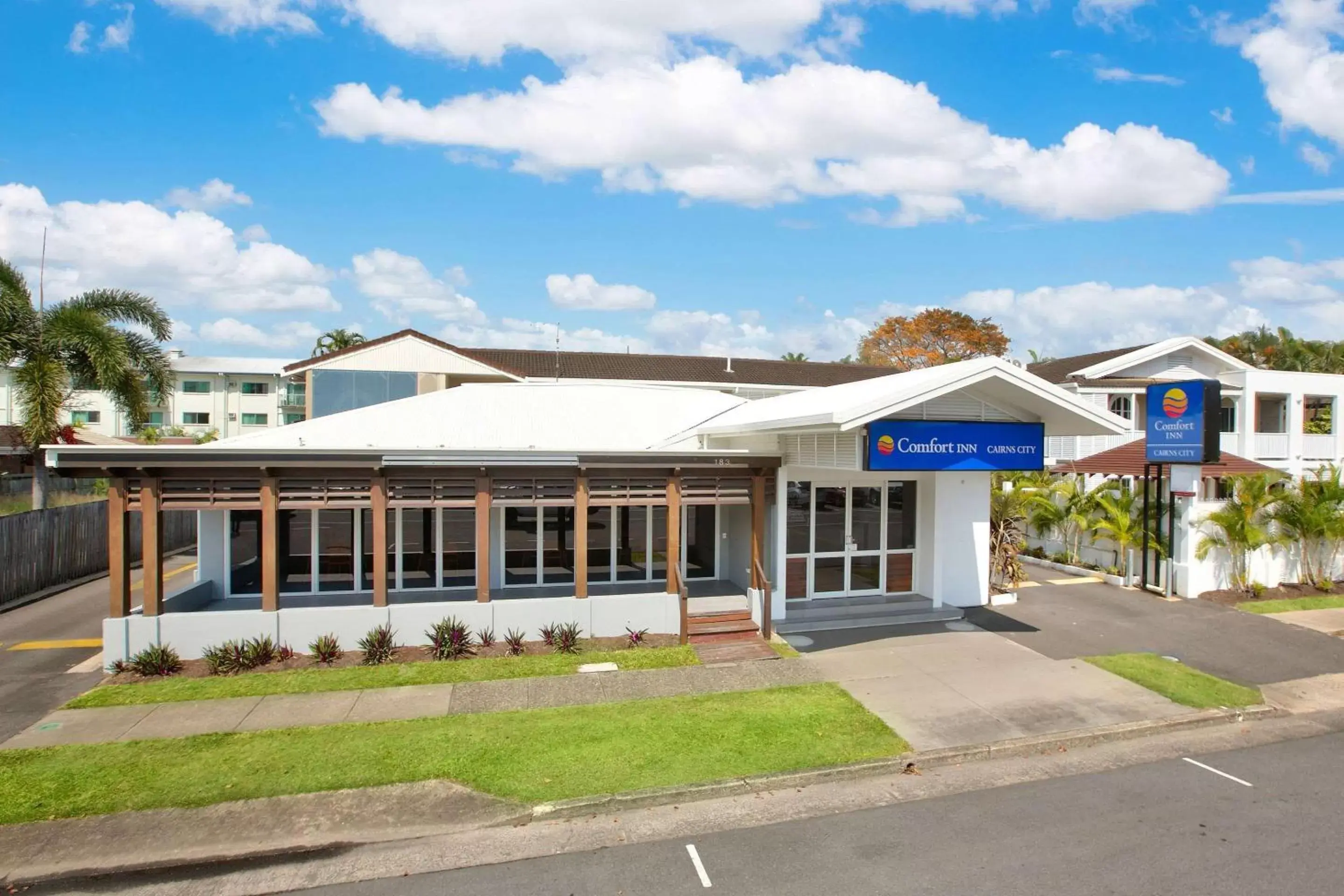 Property building in Comfort Inn Cairns City Property building in Comfort Inn Cairns City