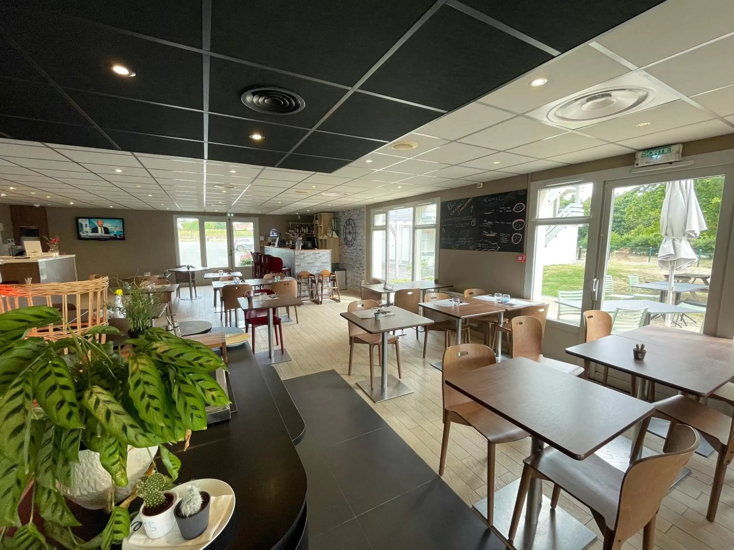 Property building, Restaurant/Places to Eat in Campanile Roissy - Saint Witz