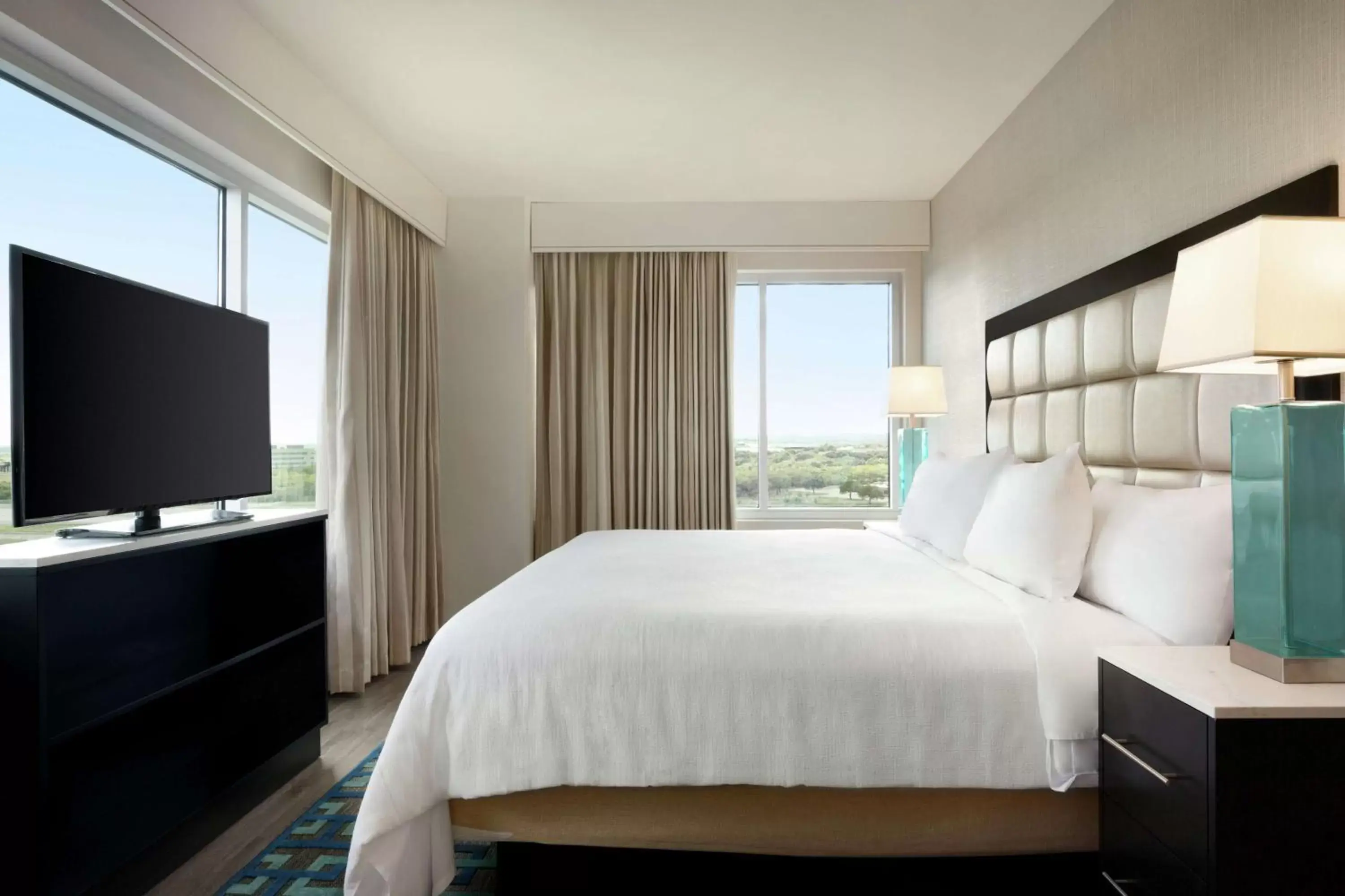 Bedroom, Bed in Embassy Suites By Hilton San Antonio Landmark