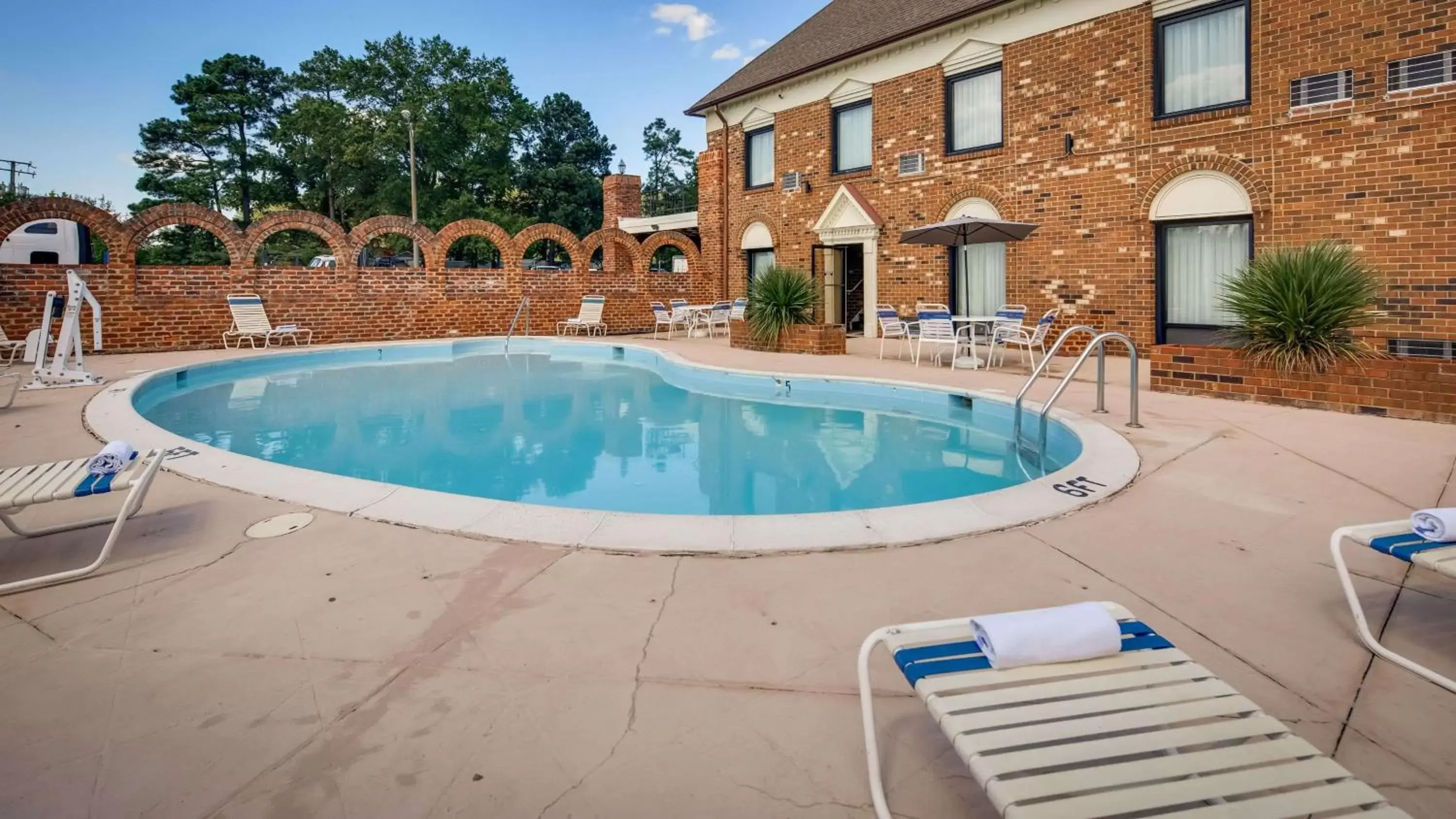 On site, Swimming Pool in Best Western PLUS Governor's Inn Richmond