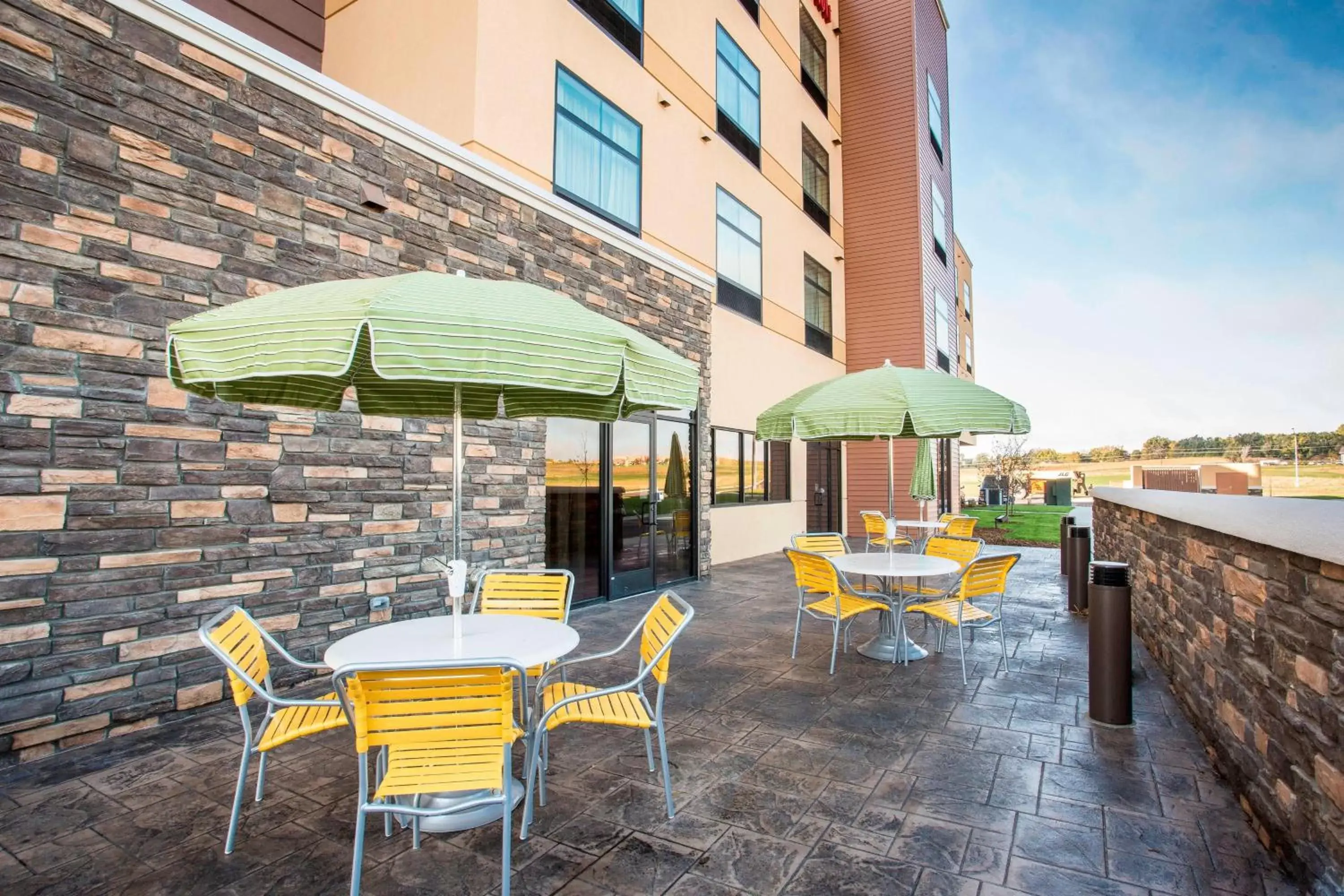 Property building in Fairfield Inn & Suites By Marriott Sioux Falls Airport