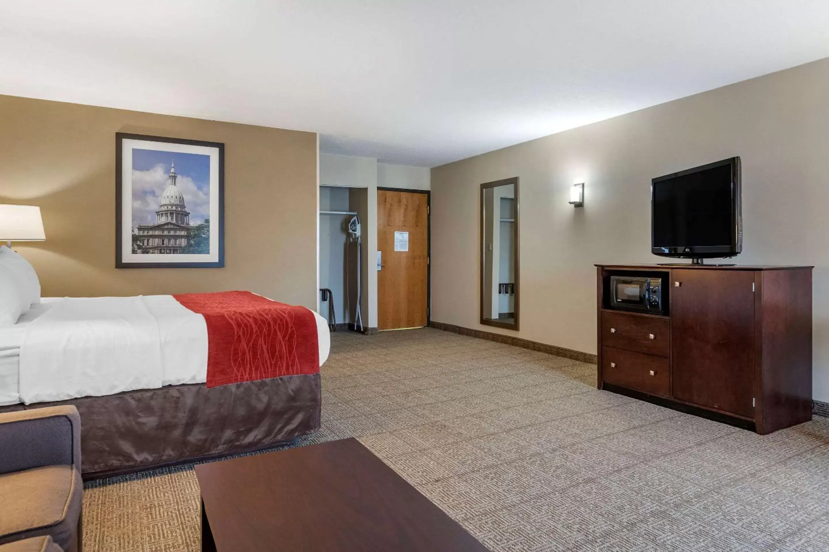 Photo of the whole room, TV/Entertainment Center in Comfort Inn Lansing