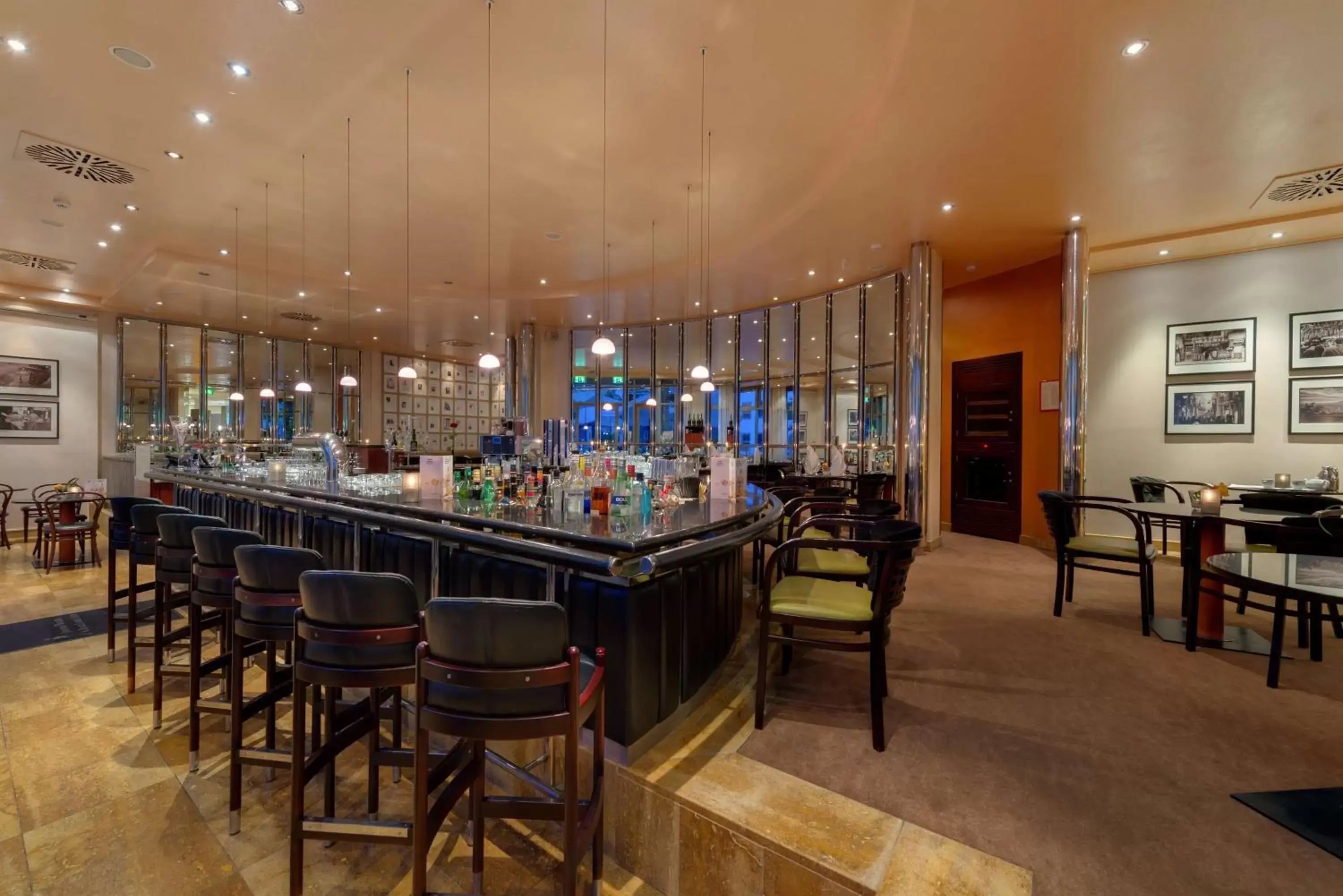 Lounge or bar, Restaurant/Places to Eat in First Inn Hotel Zwickau