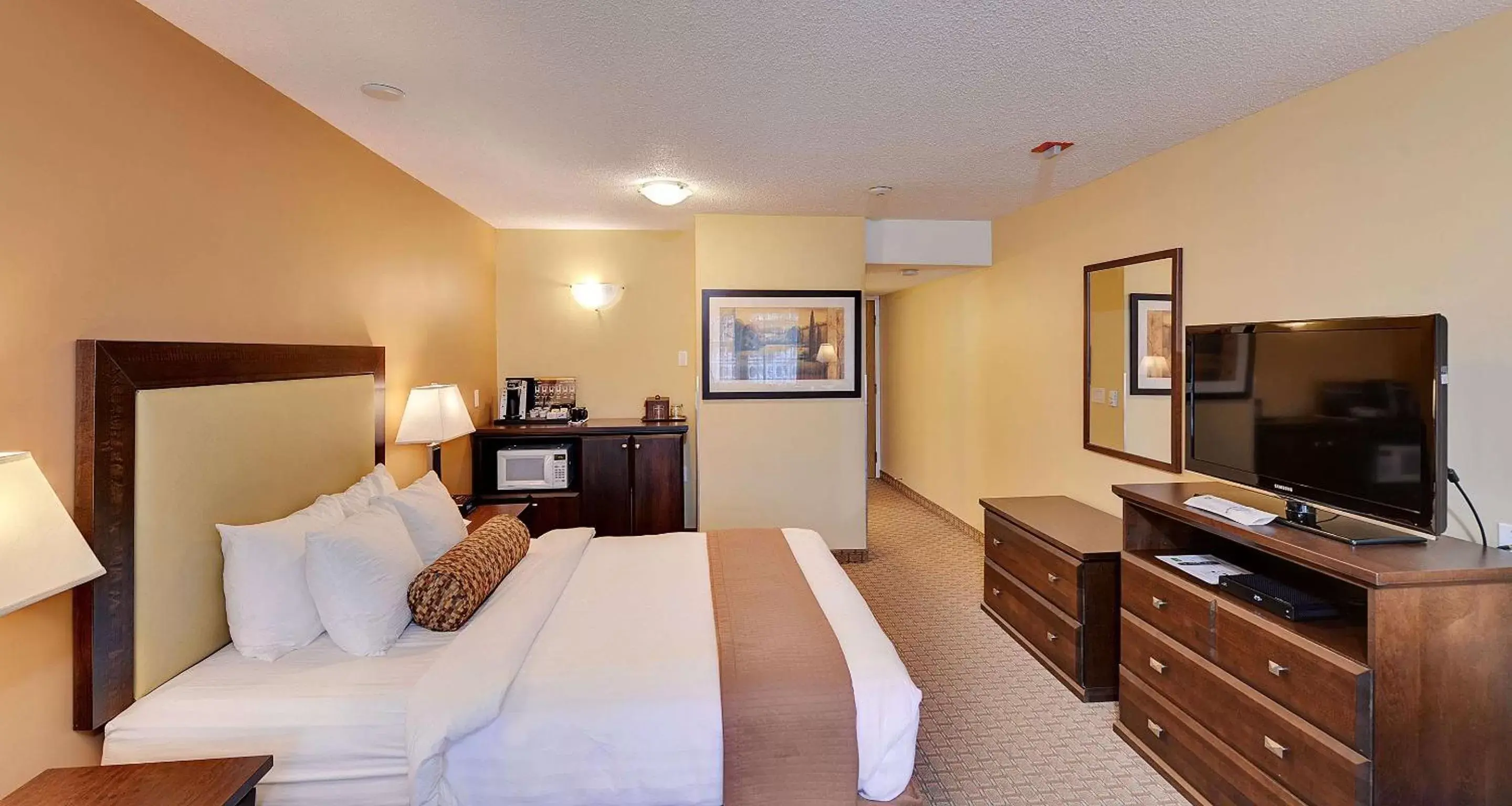 Photo of the whole room, Bed in Best Western Plus Emerald Isle Hotel