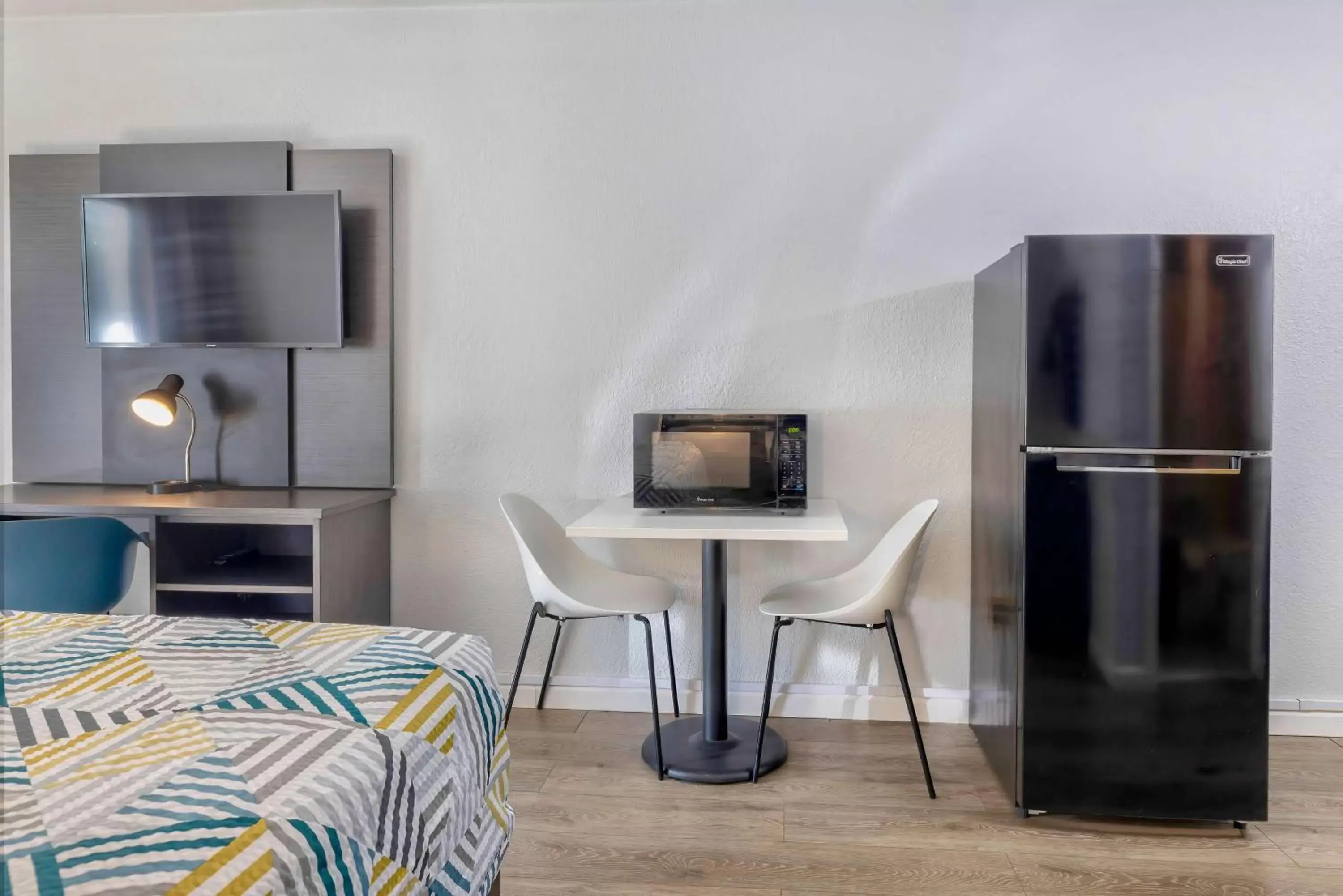 Bed in Studio 6 Effingham, IL Bed in Studio 6 Effingham, IL