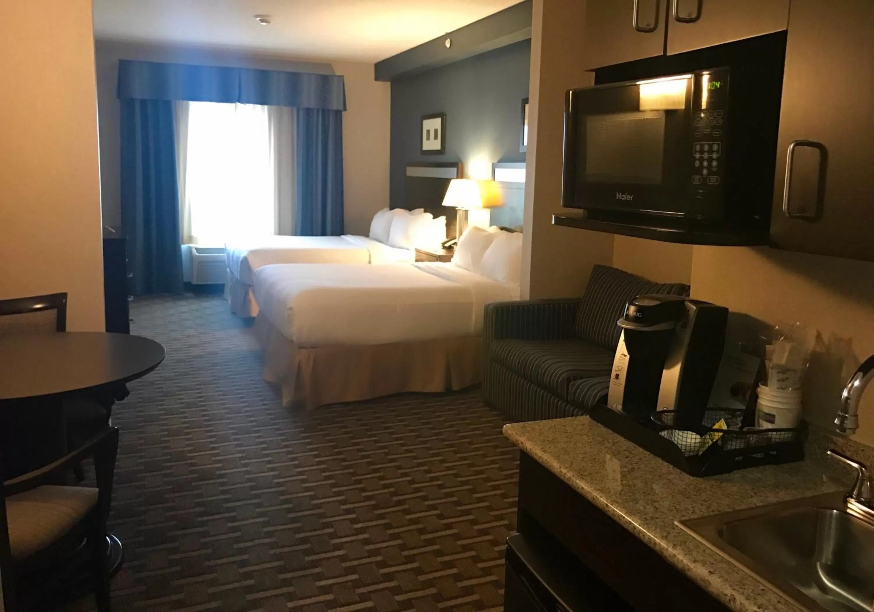 Queen Suite in Holiday Inn Express & Suites Morton Peoria Area, an IHG Hotel