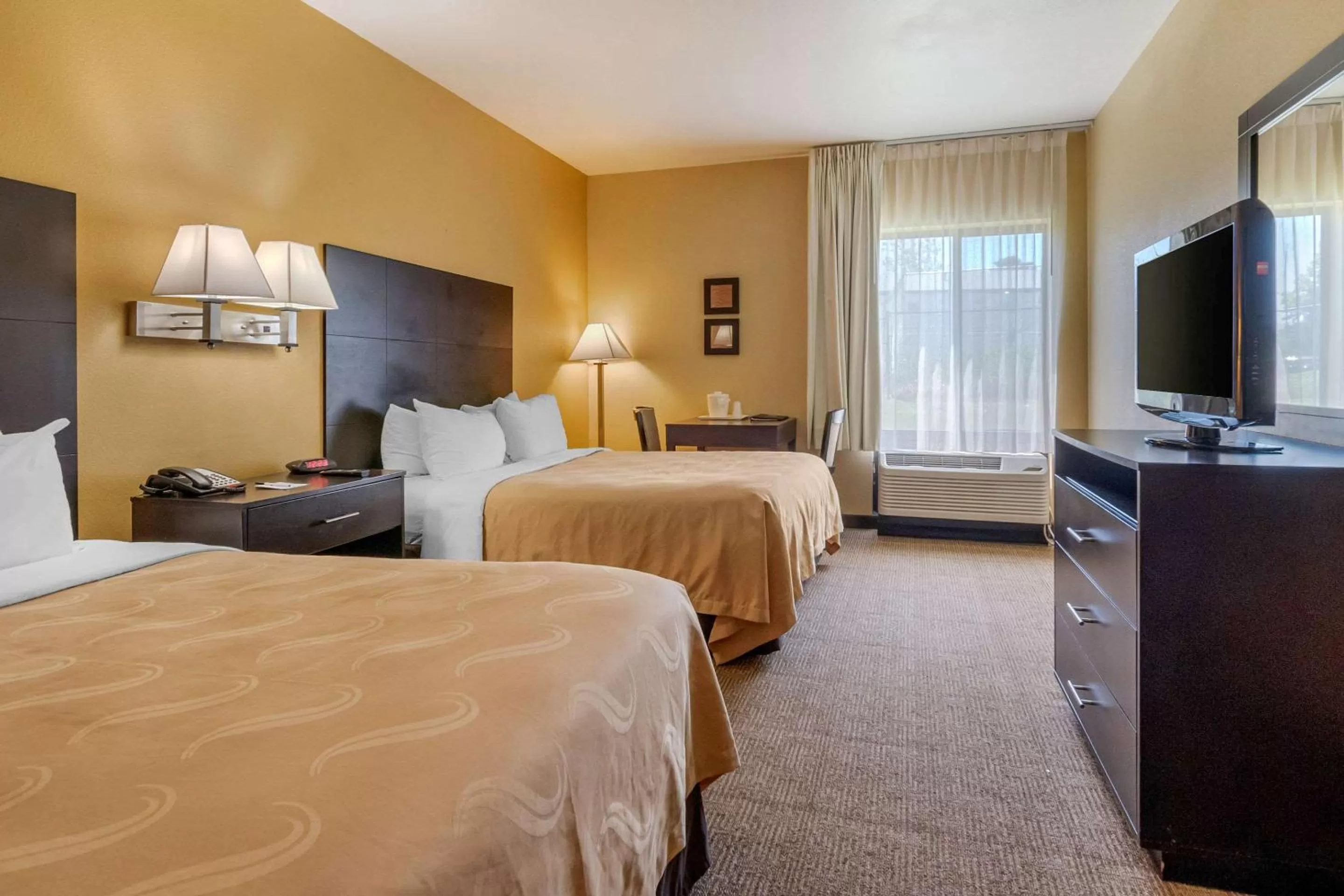 Photo of the whole room, Bed in Quality Inn & Suites Lenexa Kansas City