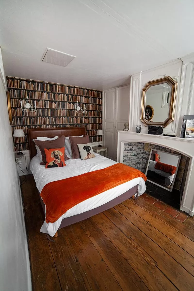 Photo of the whole room, Bed in Bienvenue Chez Nous