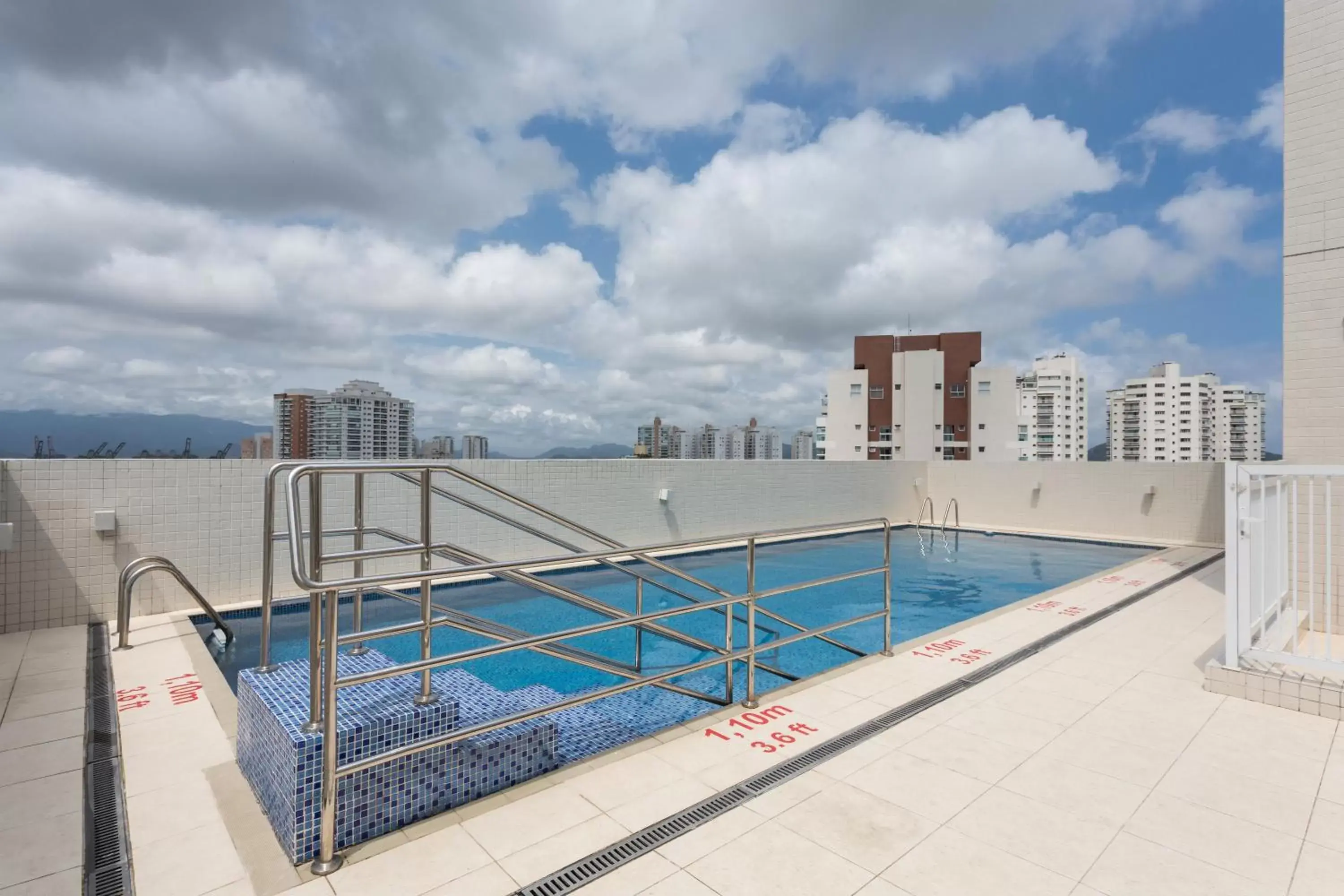 Swimming Pool in Comfort Hotel Santos