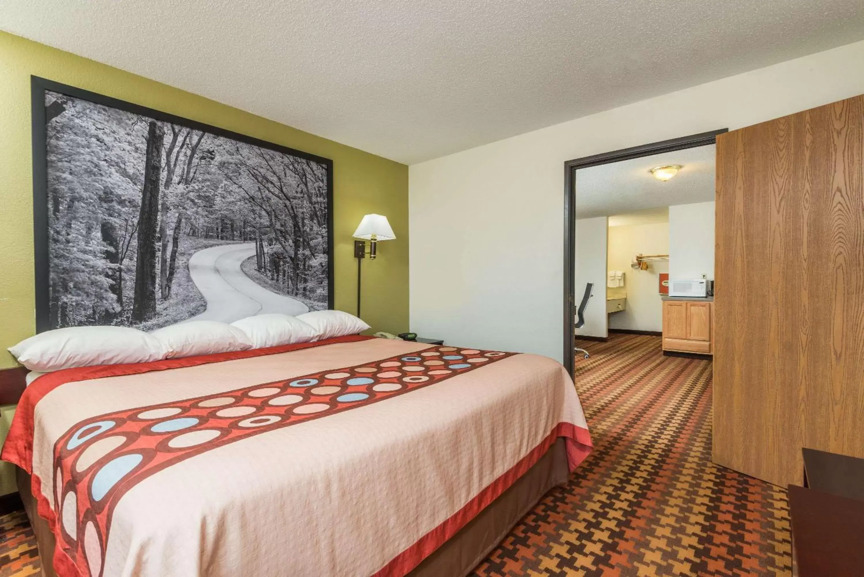 Photo of the whole room, Bed in Super 8 by Wyndham Cloverdale
