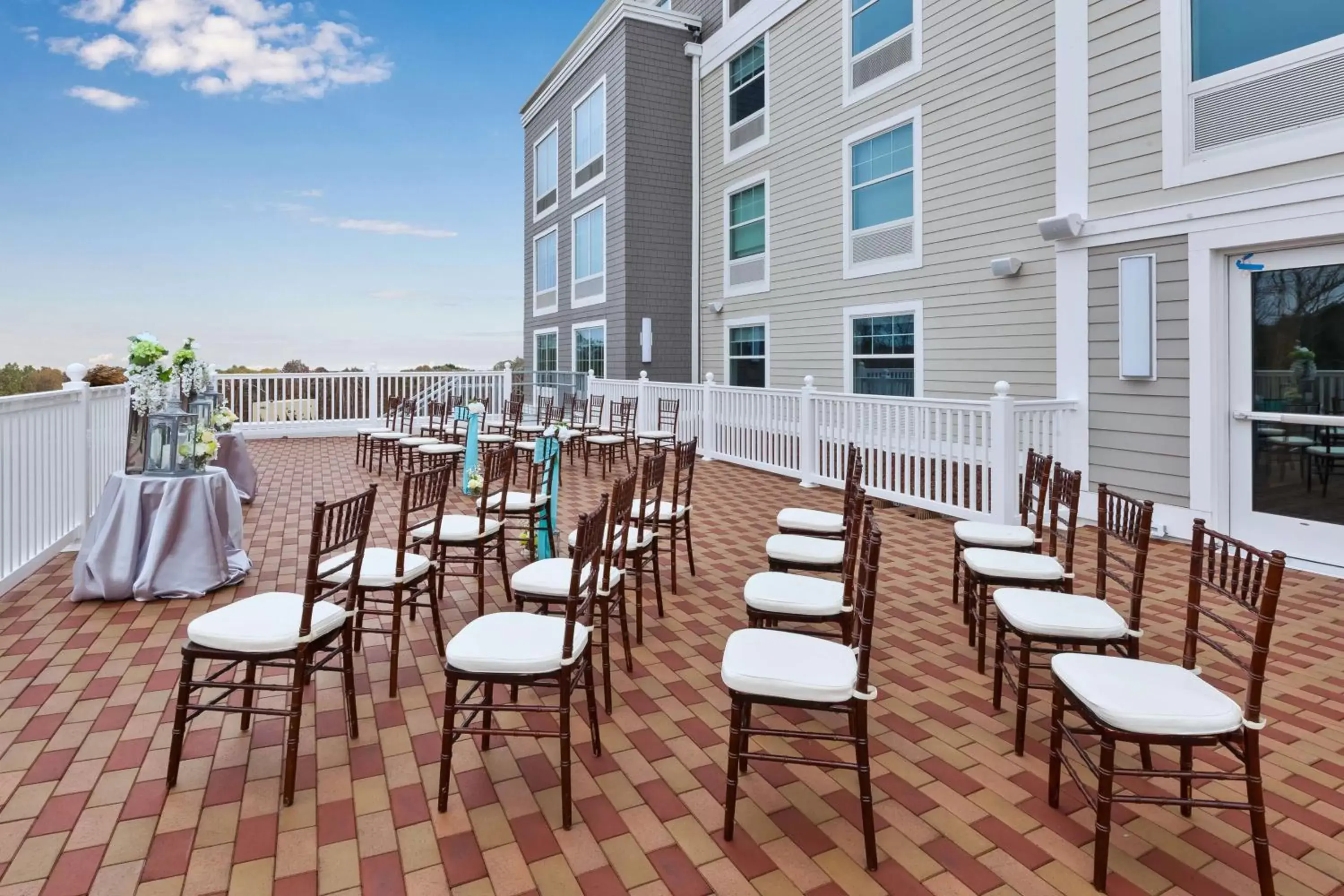 Patio, Restaurant/Places to Eat in Hampton Inn Cape Cod Canal