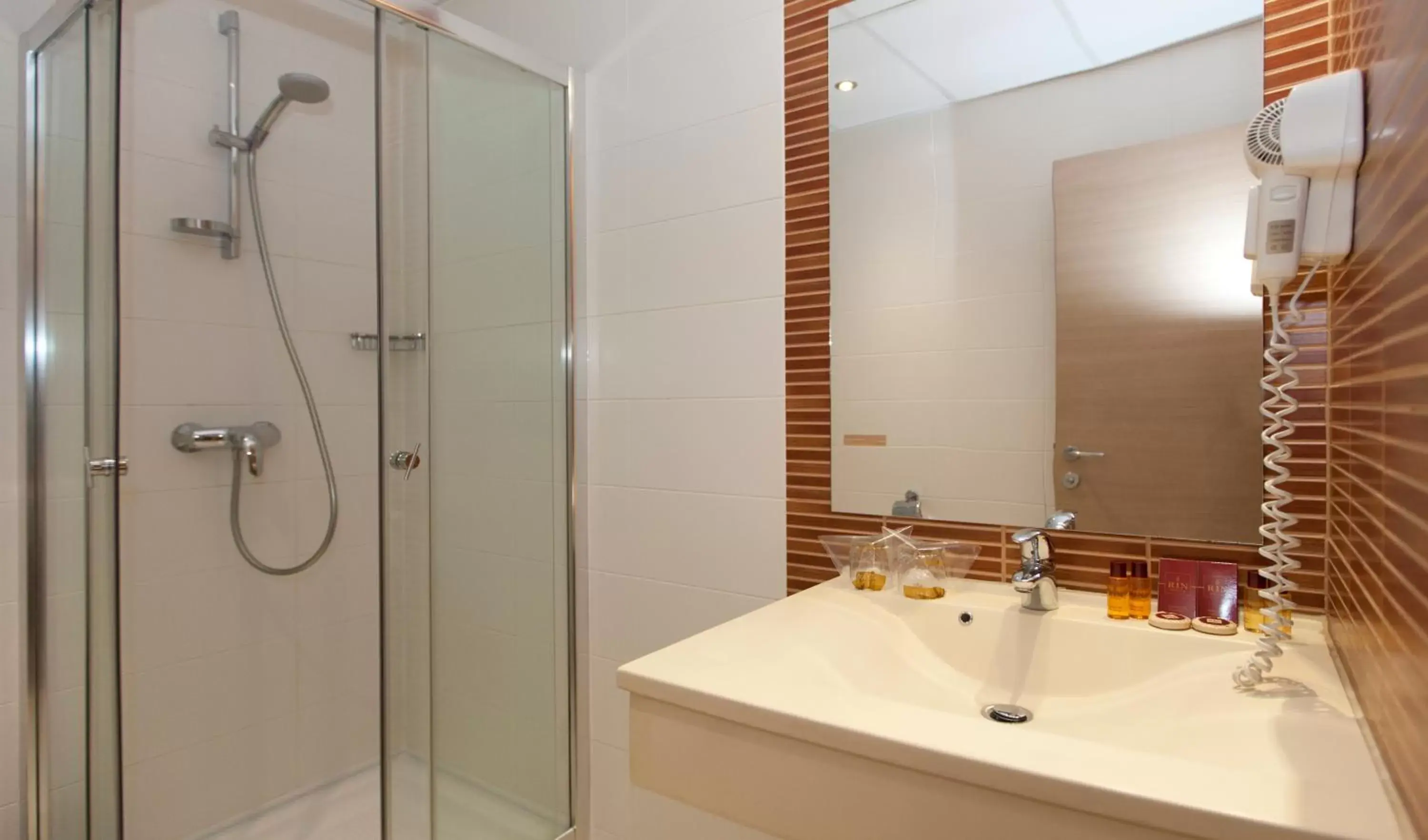 Shower, Bathroom in RIN Central Hotel