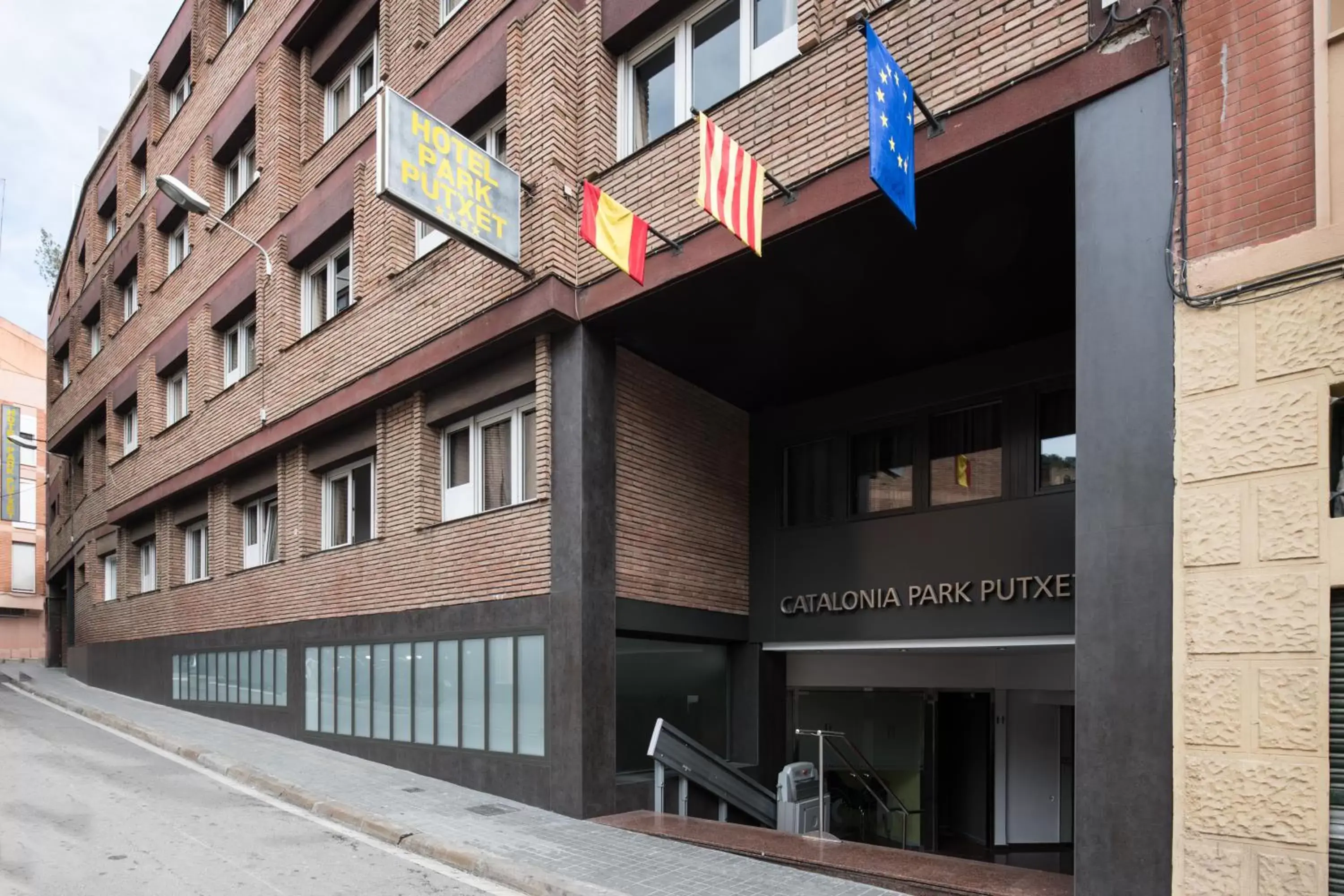 Facade/entrance, Property Building in Catalonia Park Putxet