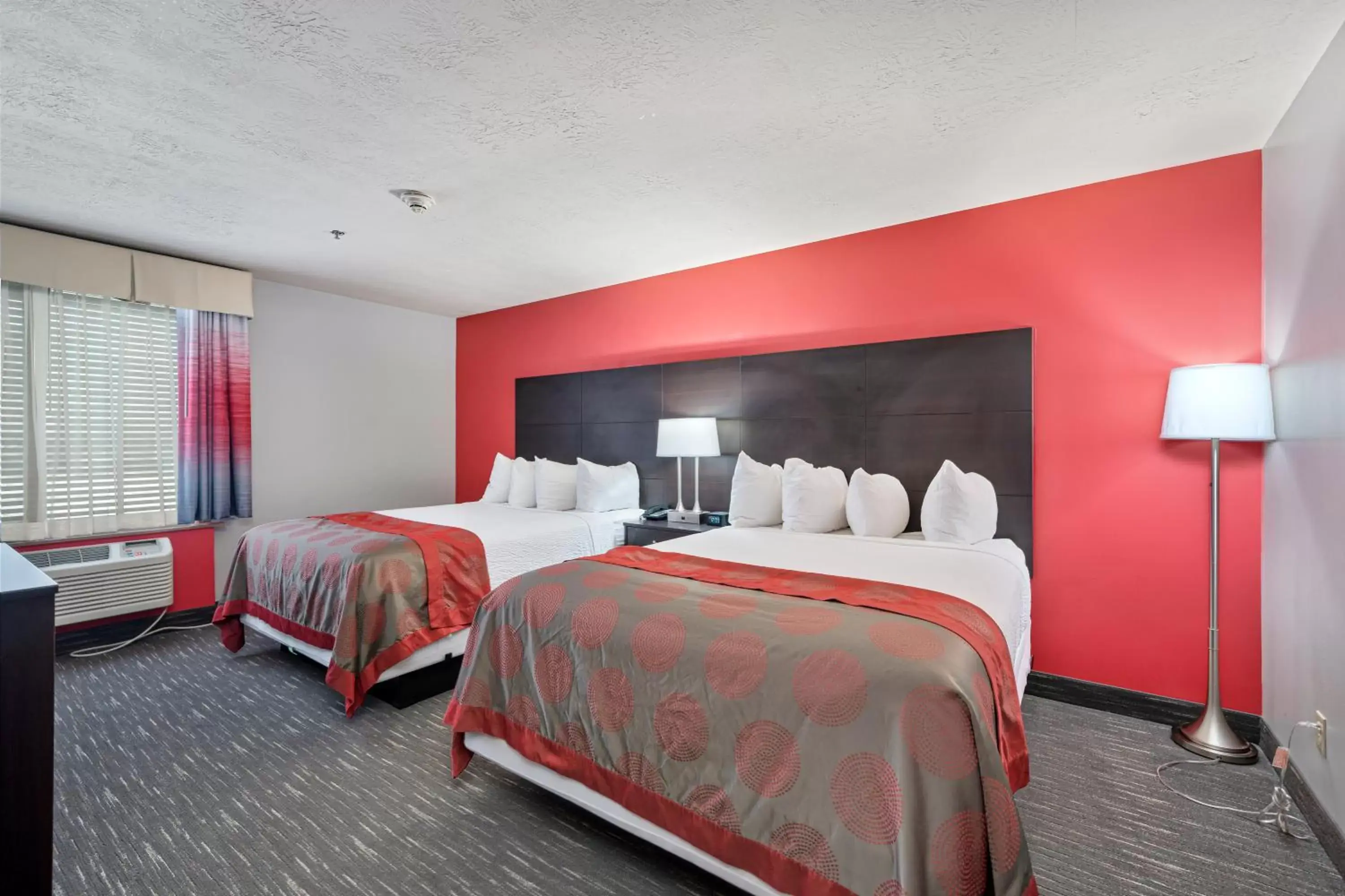 Bedroom, Bed in Ramada by Wyndham Sioux Falls Airport - Waterpark Resort & Event Center