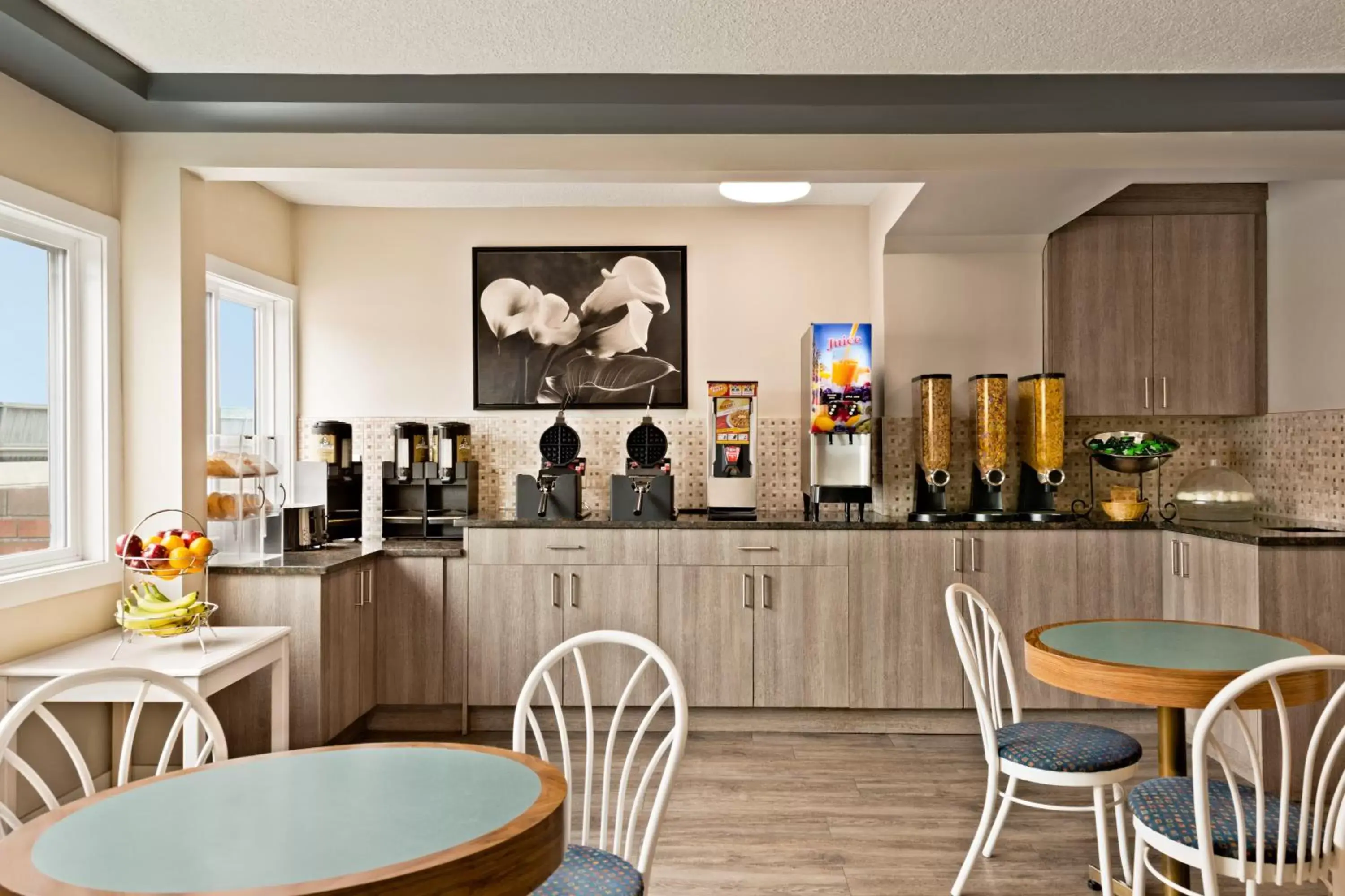 Breakfast, Restaurant/Places to Eat in Travelodge by Wyndham Calgary South