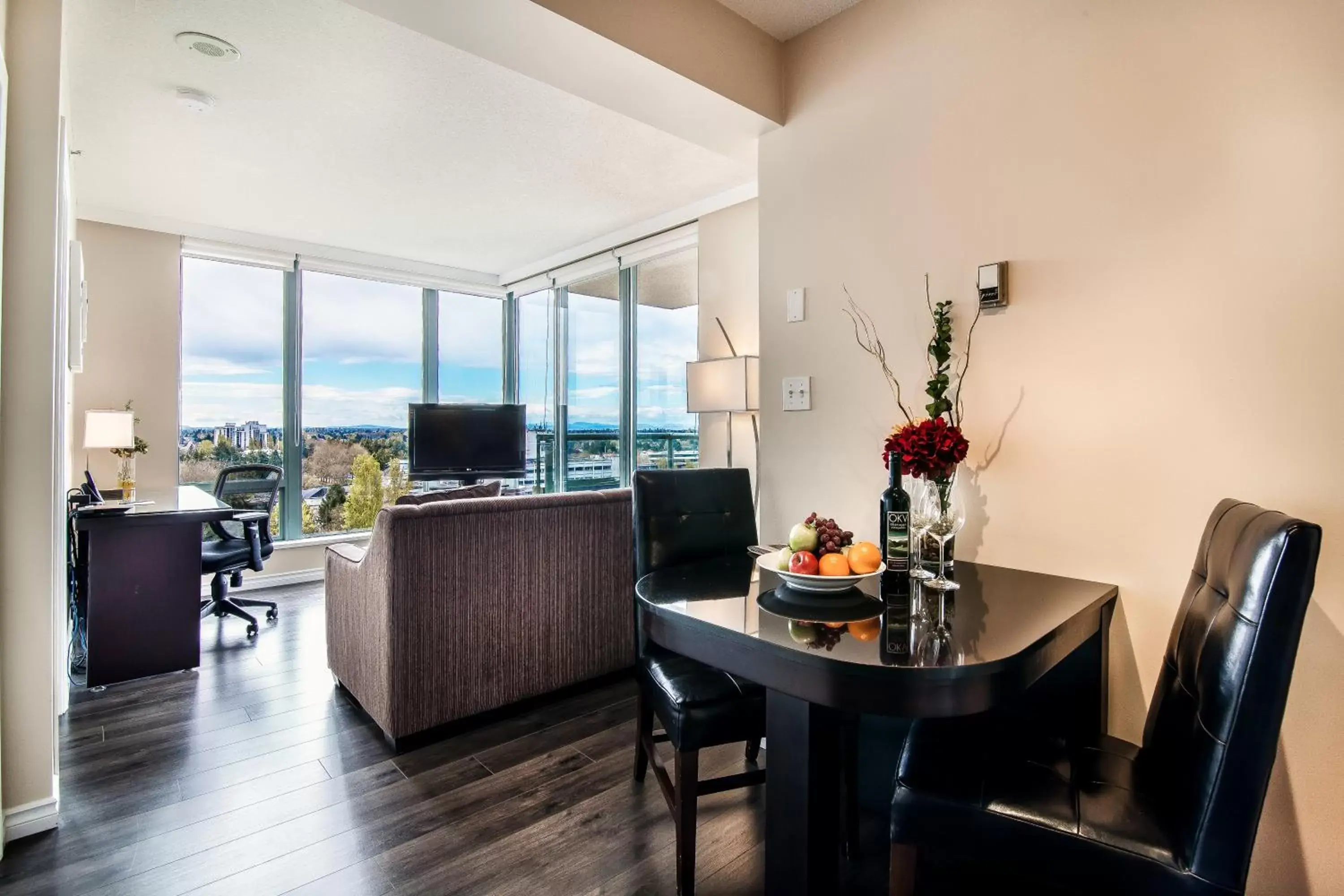 Seating area, Dining Area in Executive Hotel Vancouver Airport