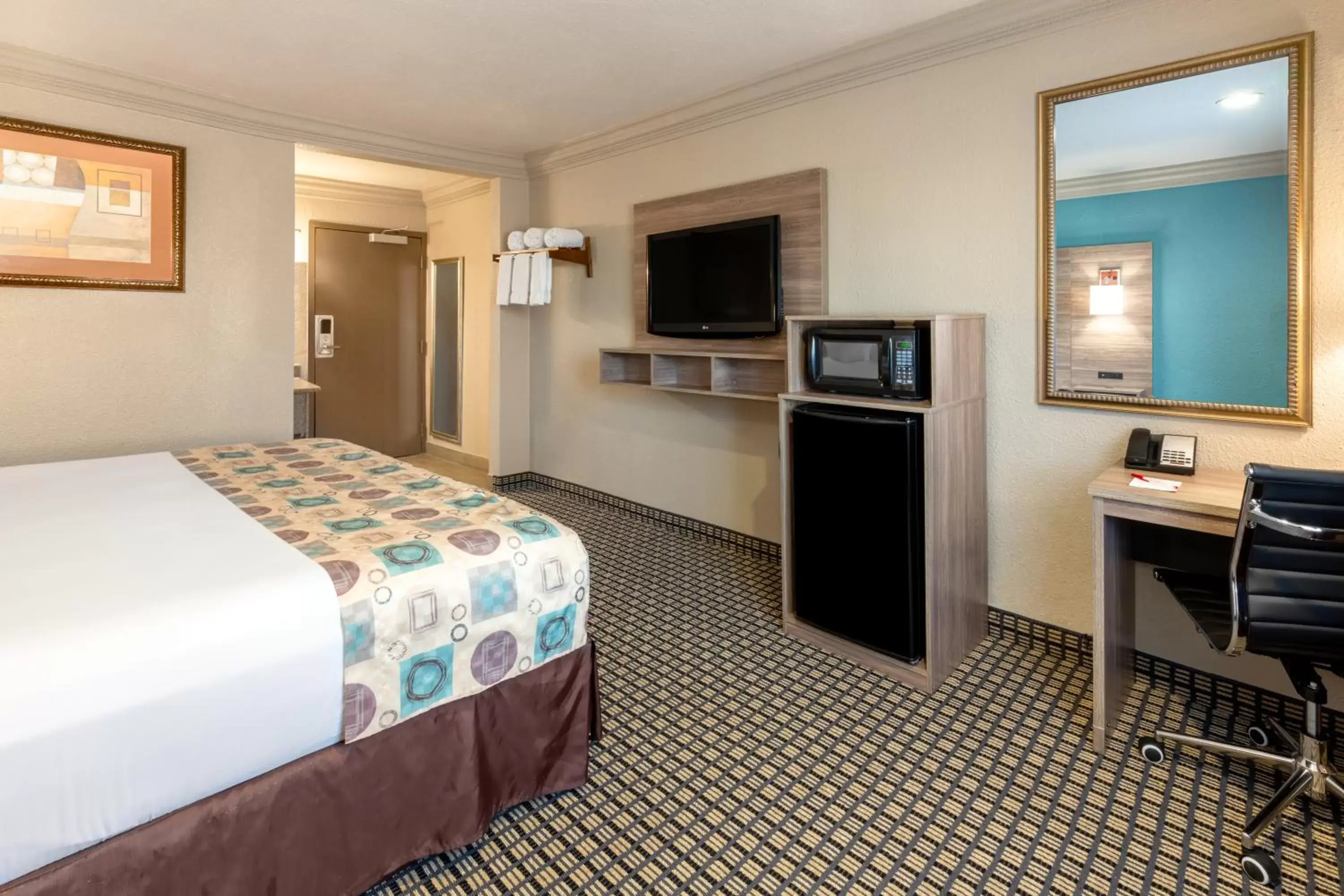 TV and multimedia, TV/Entertainment Center in Ramada by Wyndham Houston Intercontinental Airport South