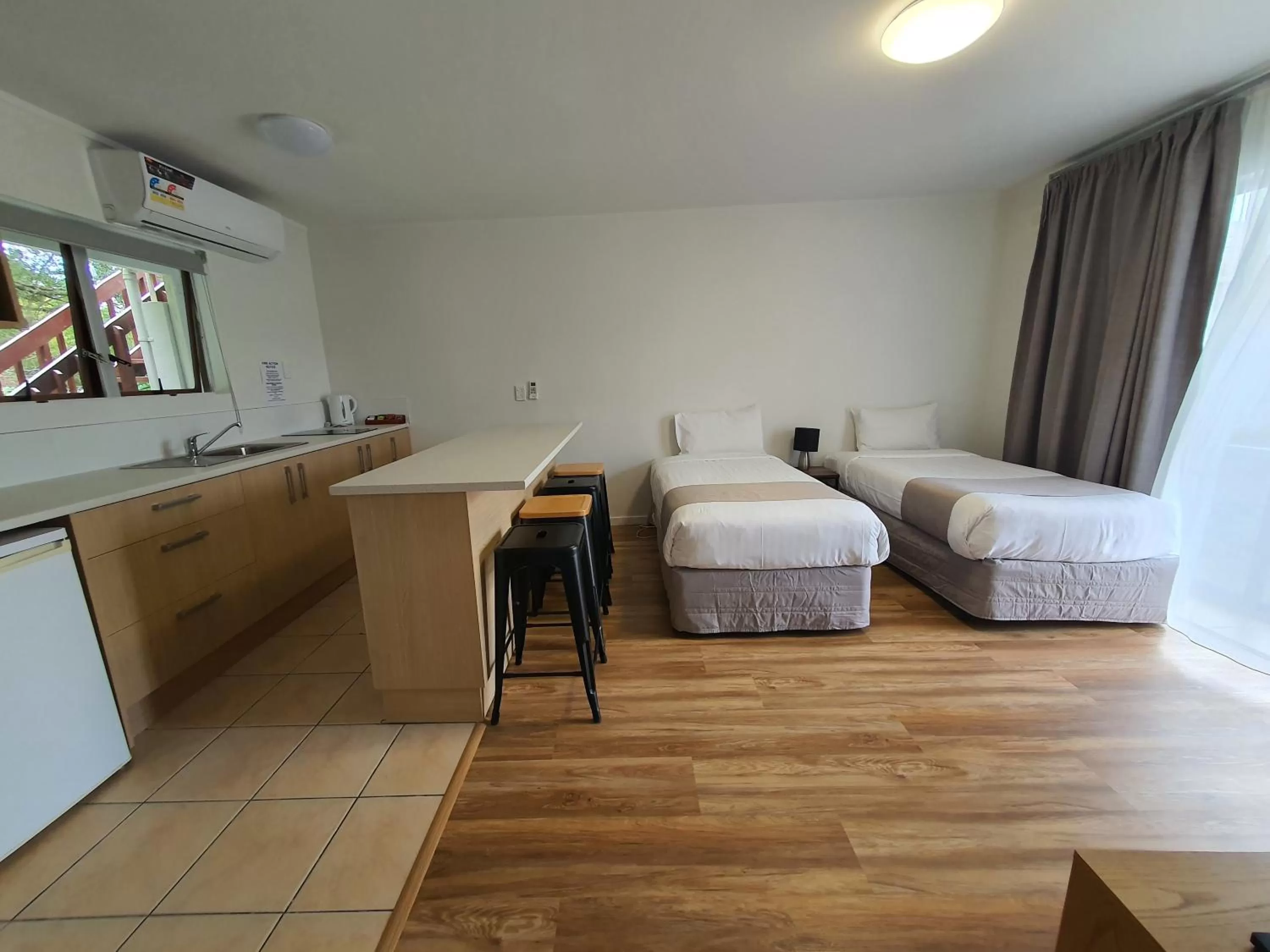 Kitchen or kitchenette, Bed in Ocean Inn Motel