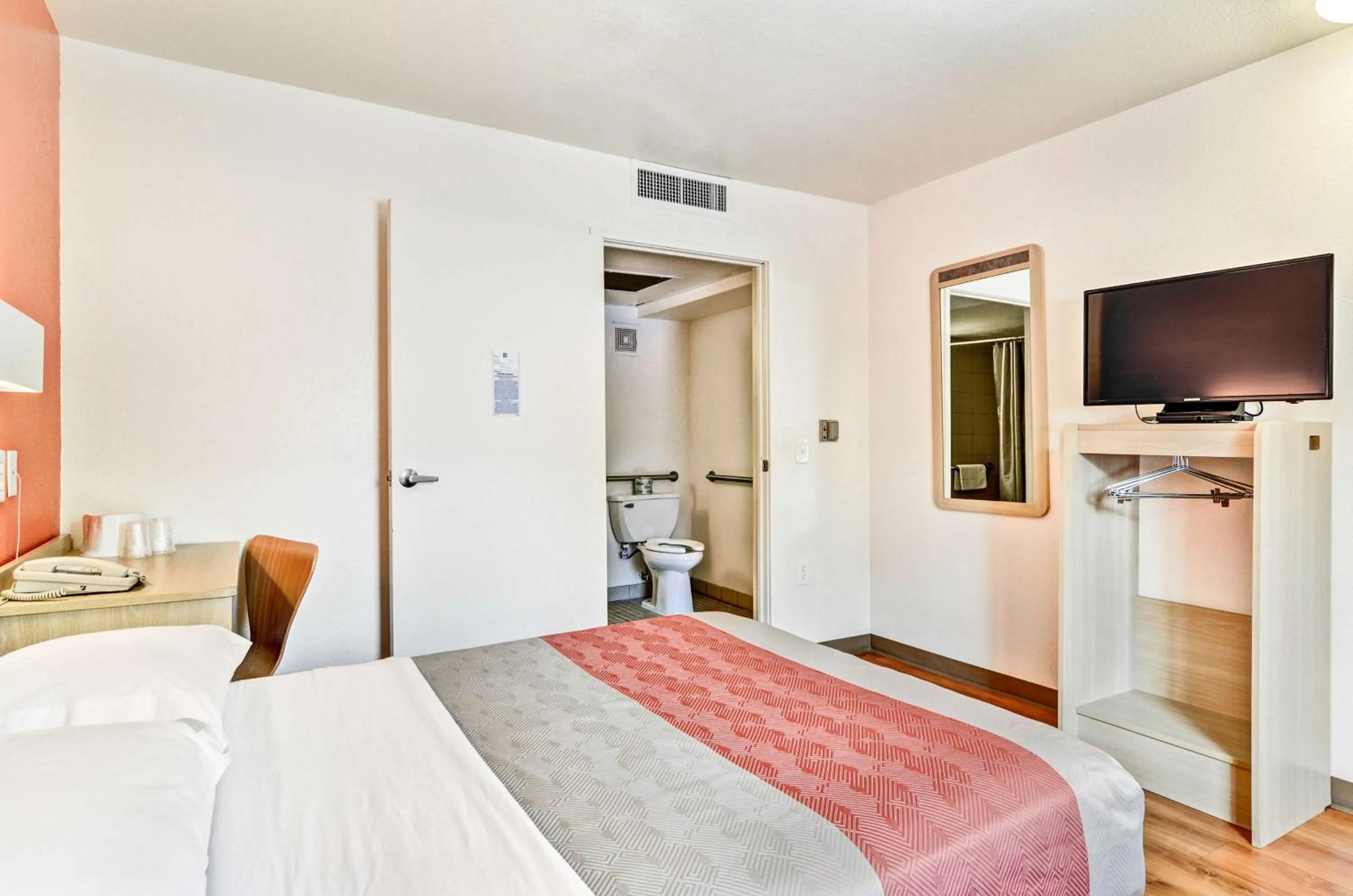 TV and multimedia, Bed in Motel 6-Pittsburgh, PA - Crafton