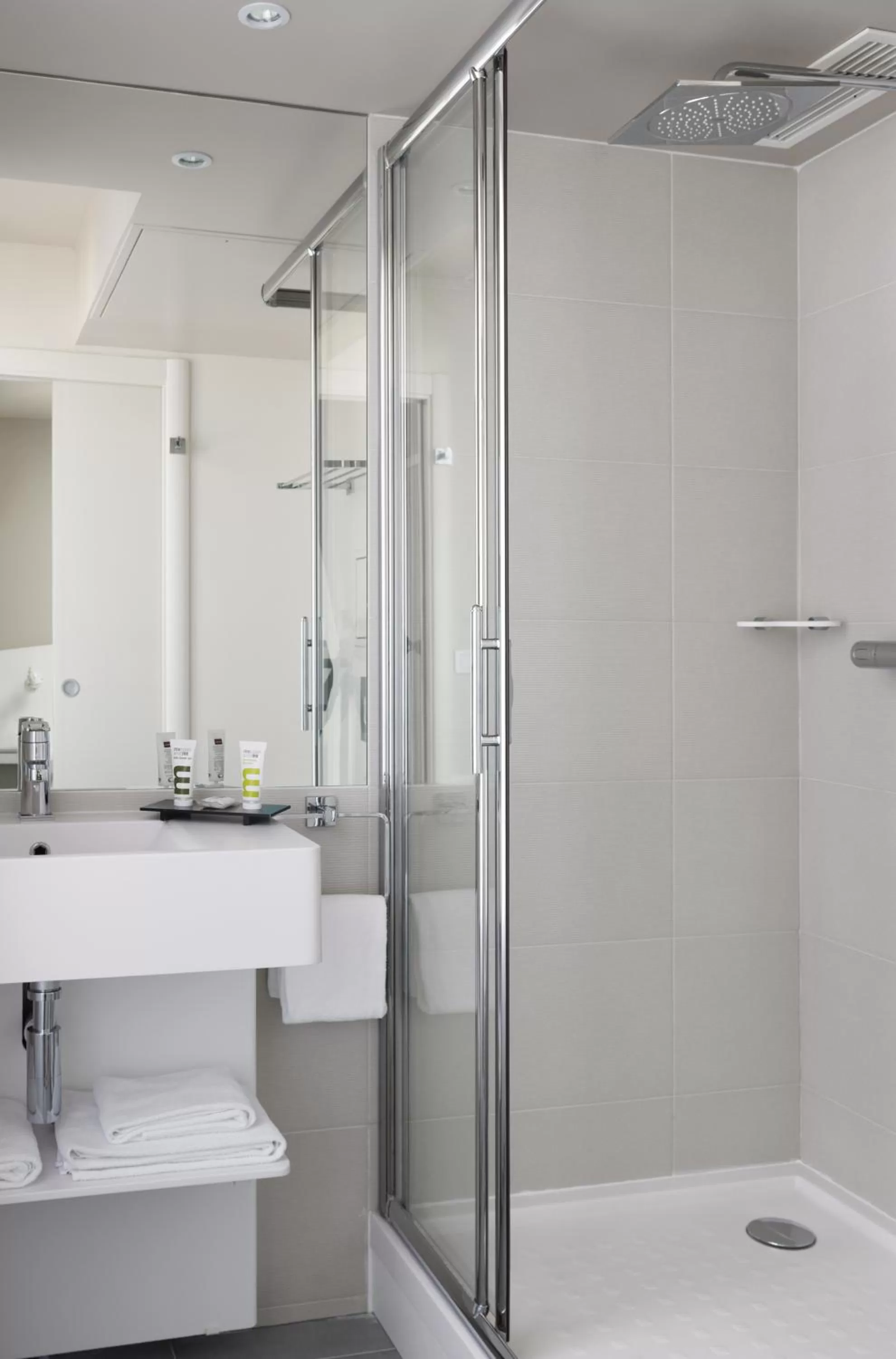 Shower in Mercure Paris Levallois