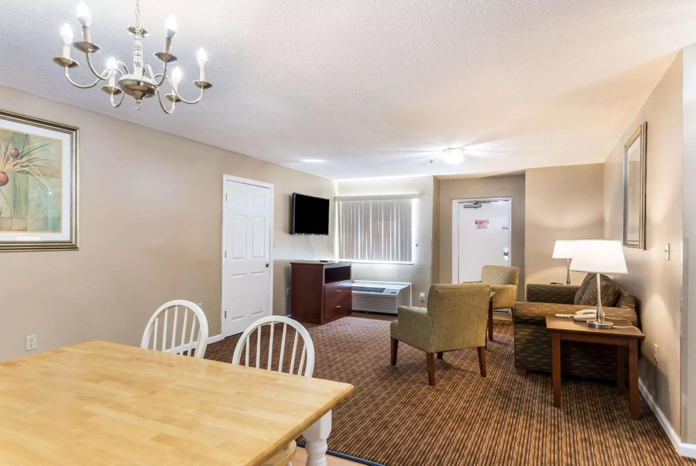 Photo of the whole room, Dining Area in Quality Inn Chester - South Richmond