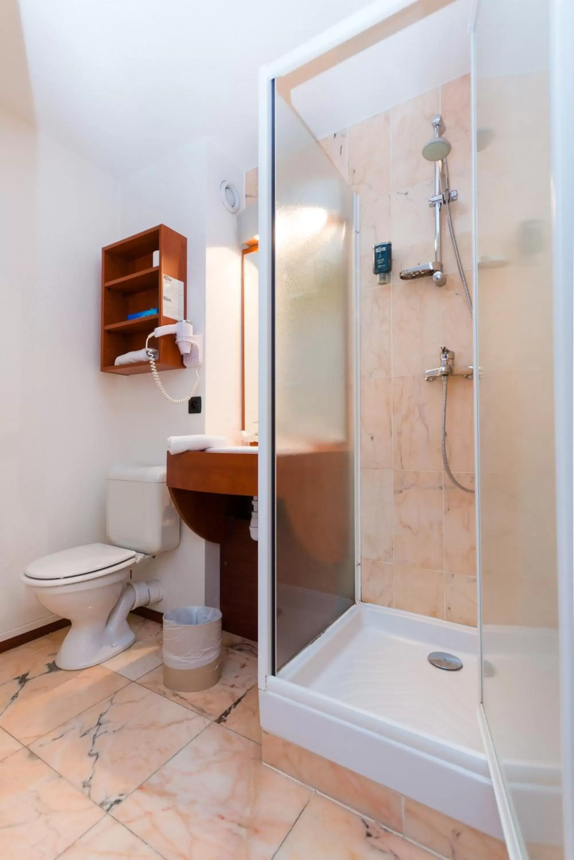 Shower, Bathroom in Brit Hotel Rennes St Grégoire – Le Villeneuve