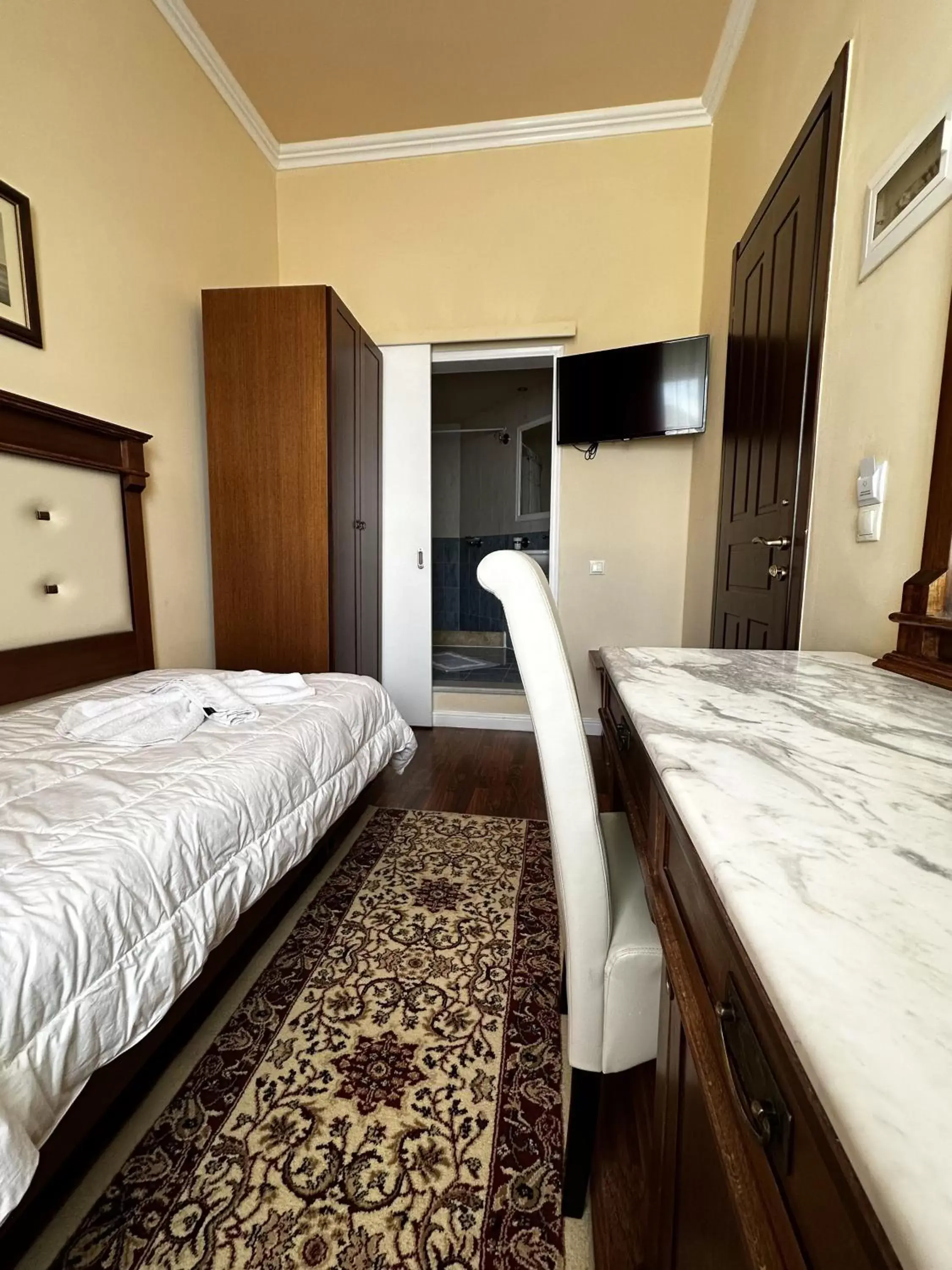 TV and multimedia, Bed in Hotel Aktaion Syros