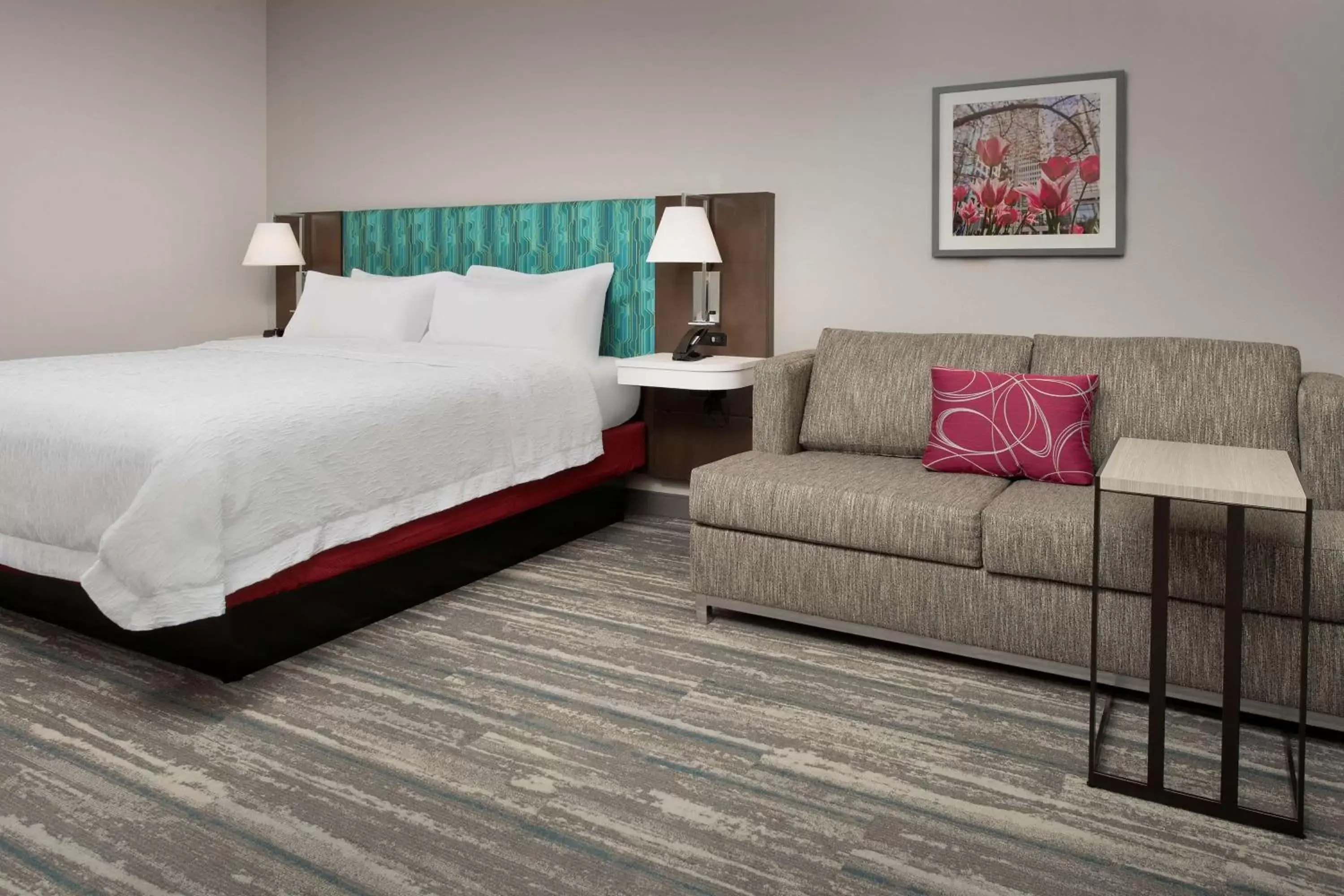 Bed in Hampton Inn & Suites Charlotte Airport Lake Pointe