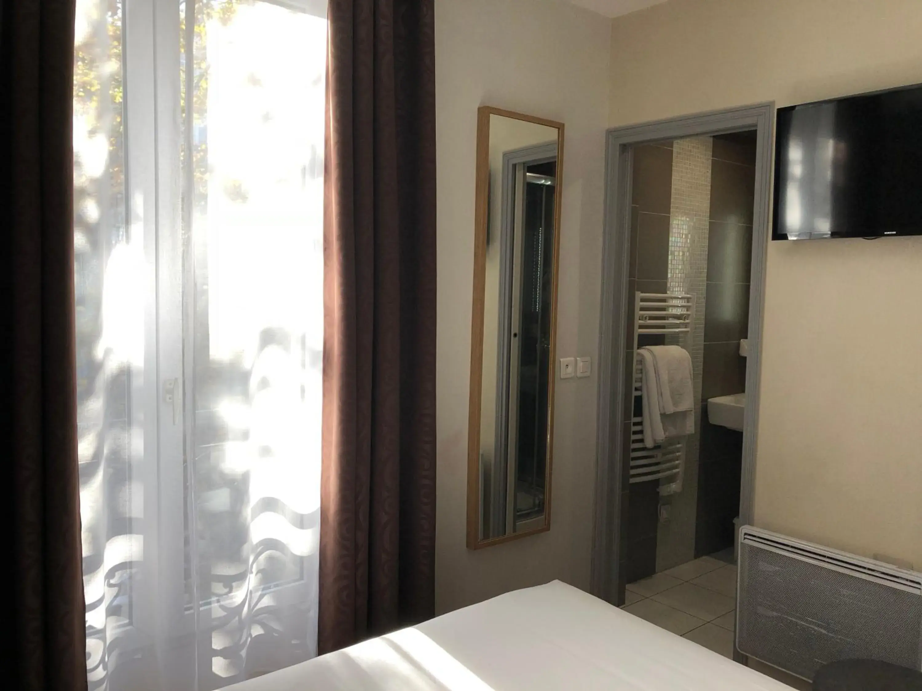 Bedroom, Bathroom in Hôtel Alane